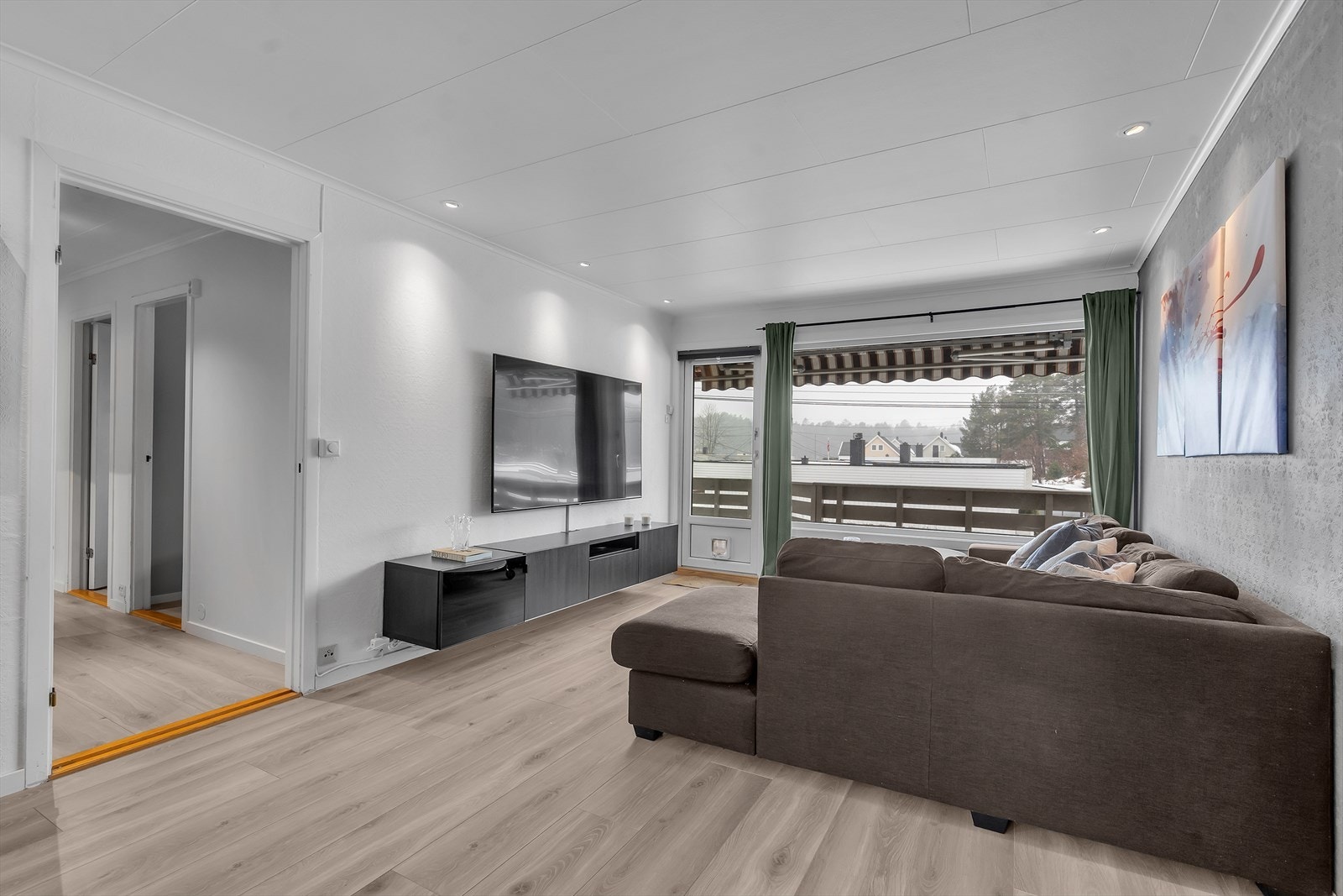 Romslig stue med store vindusflater som gir rikelig med naturlig lys. Galleribilde