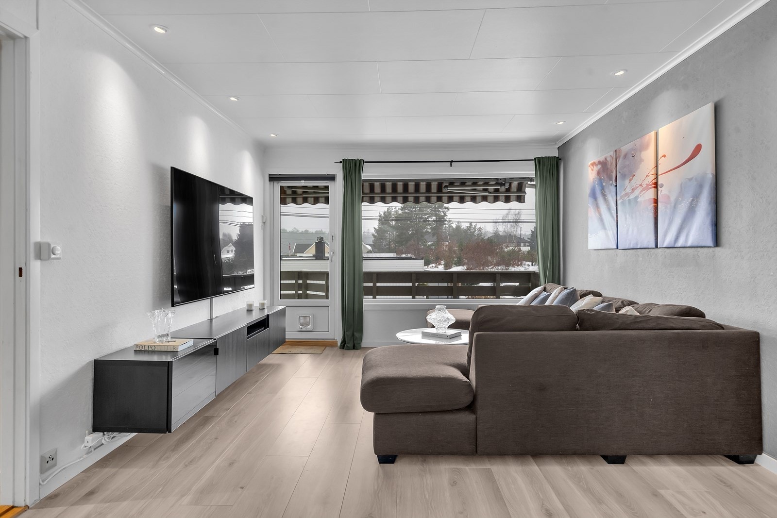 Stuen har god plass til sofa- og TV-møblement. Galleribilde