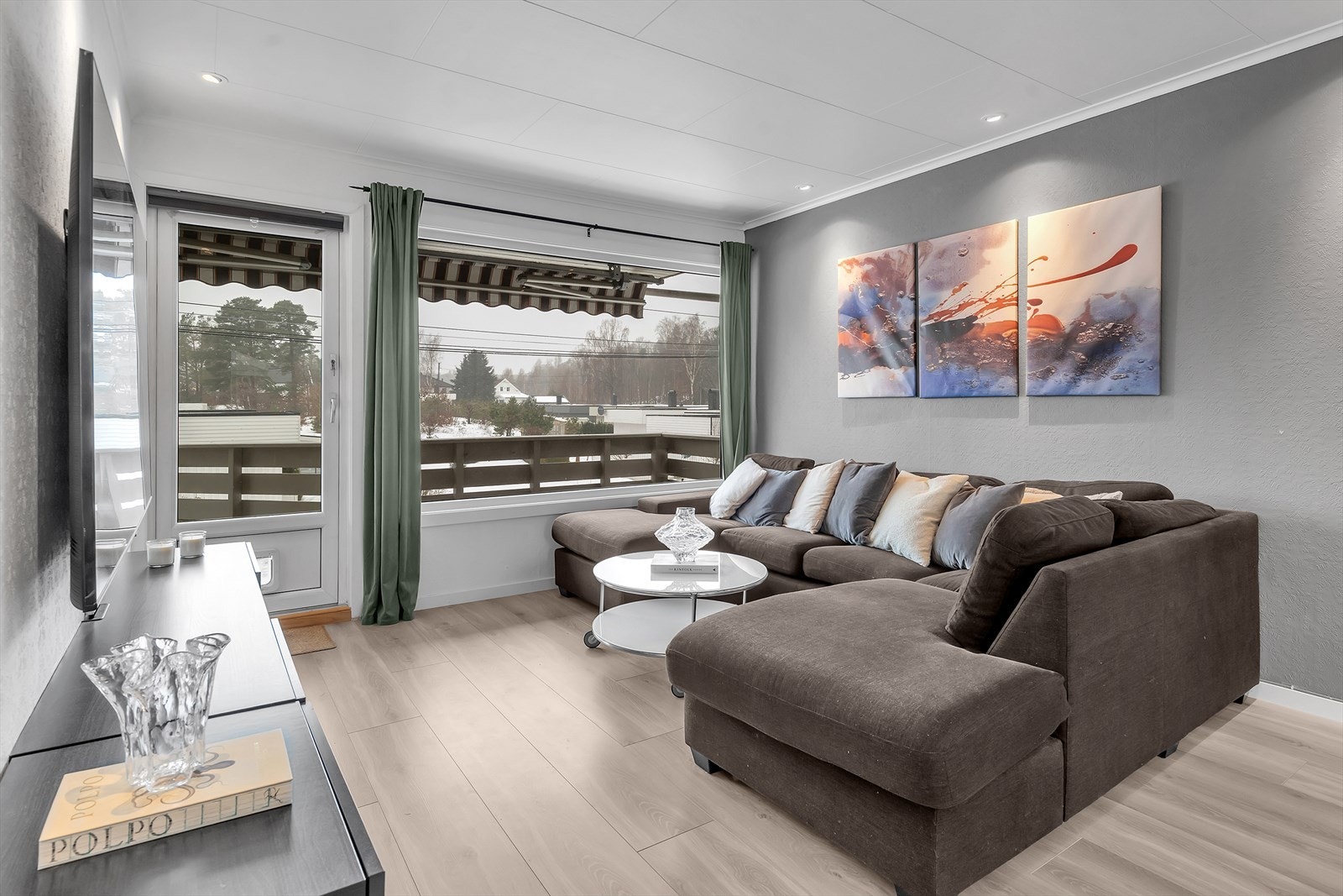 Det er lagt nytt laminatgulv, og overflatene er nylig malt. Galleribilde