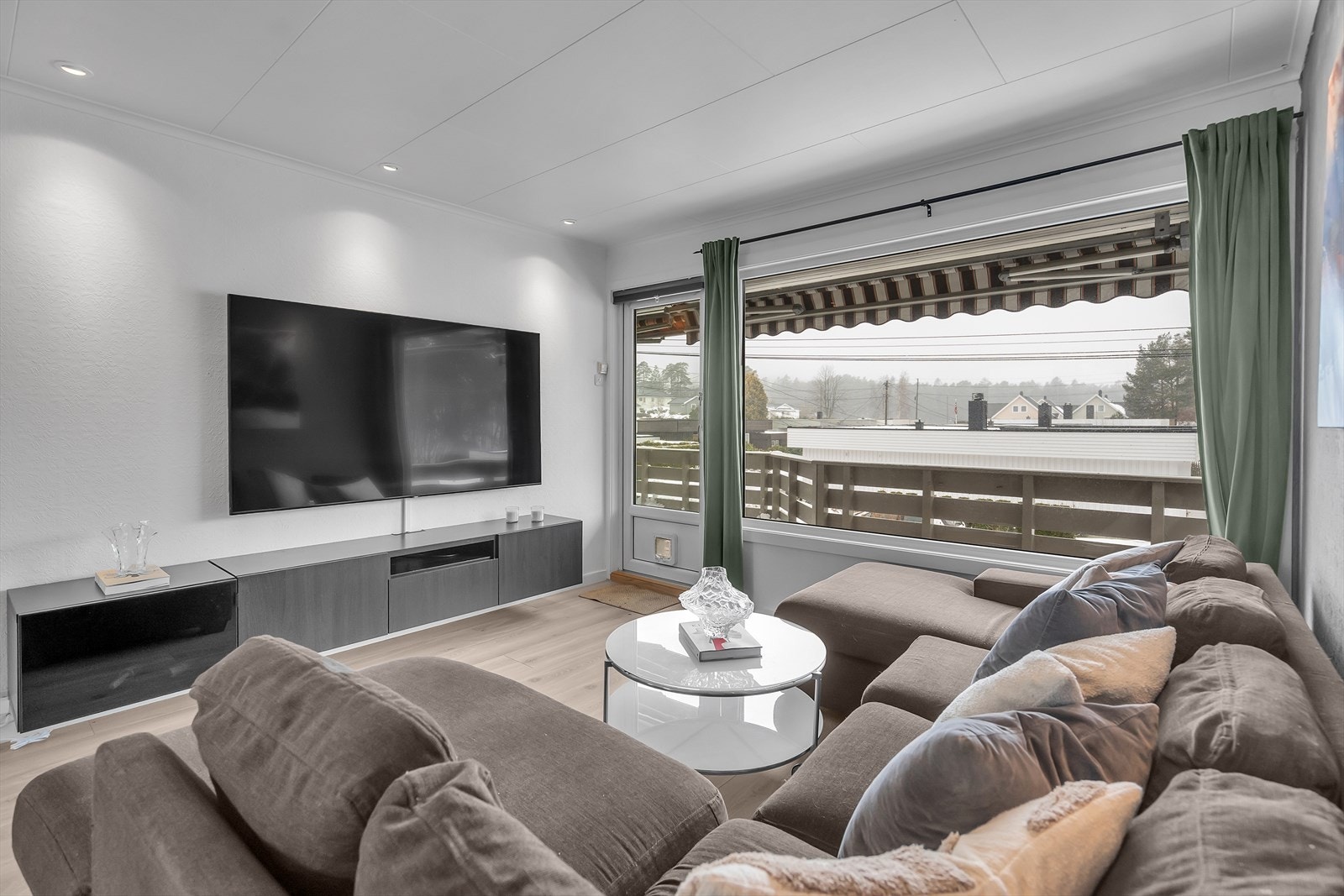 ra stuen er det direkte utgang til balkong med ettermiddags- og kveldssol. Galleribilde