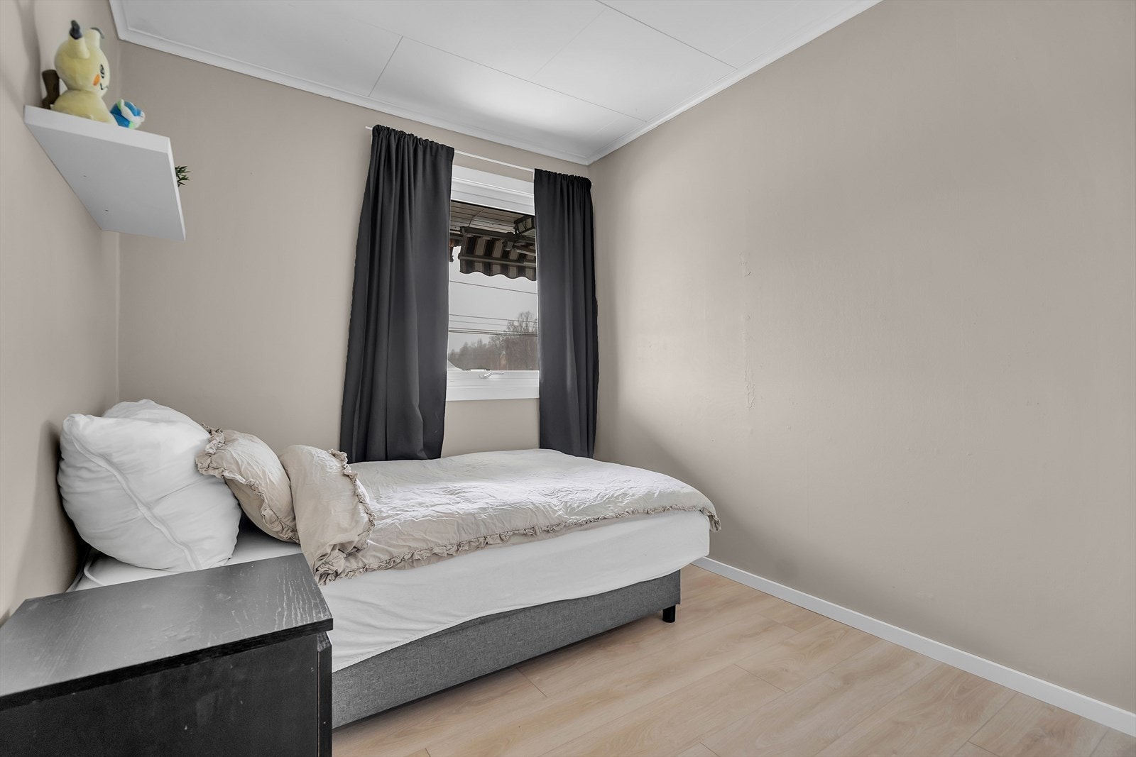 Soverom med plass til dobbeltseng og øvrig naturlig møblement. Galleribilde