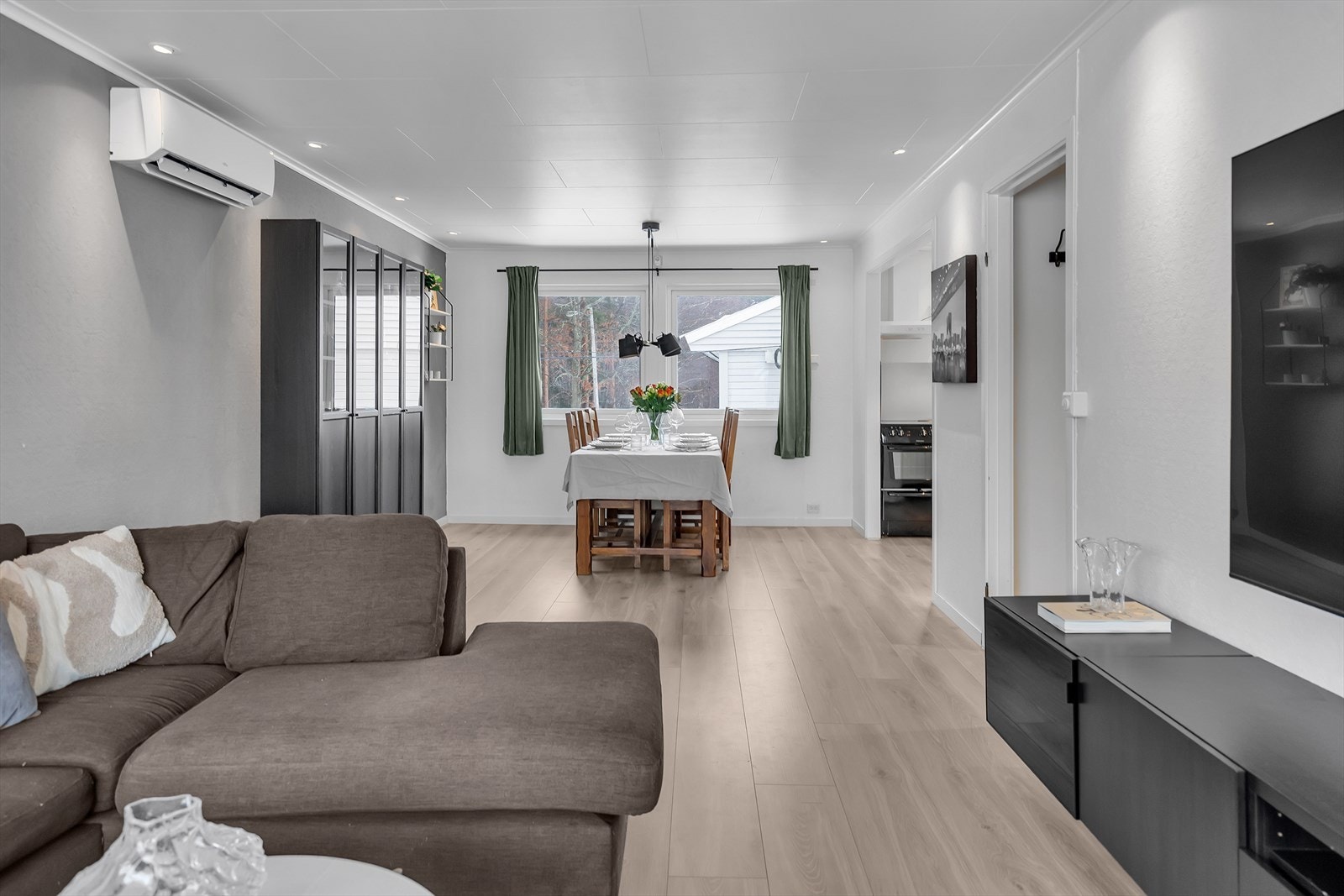 Varmepumpe i stuen bidrar til et behagelig inneklima gjennom hele året. Galleribilde