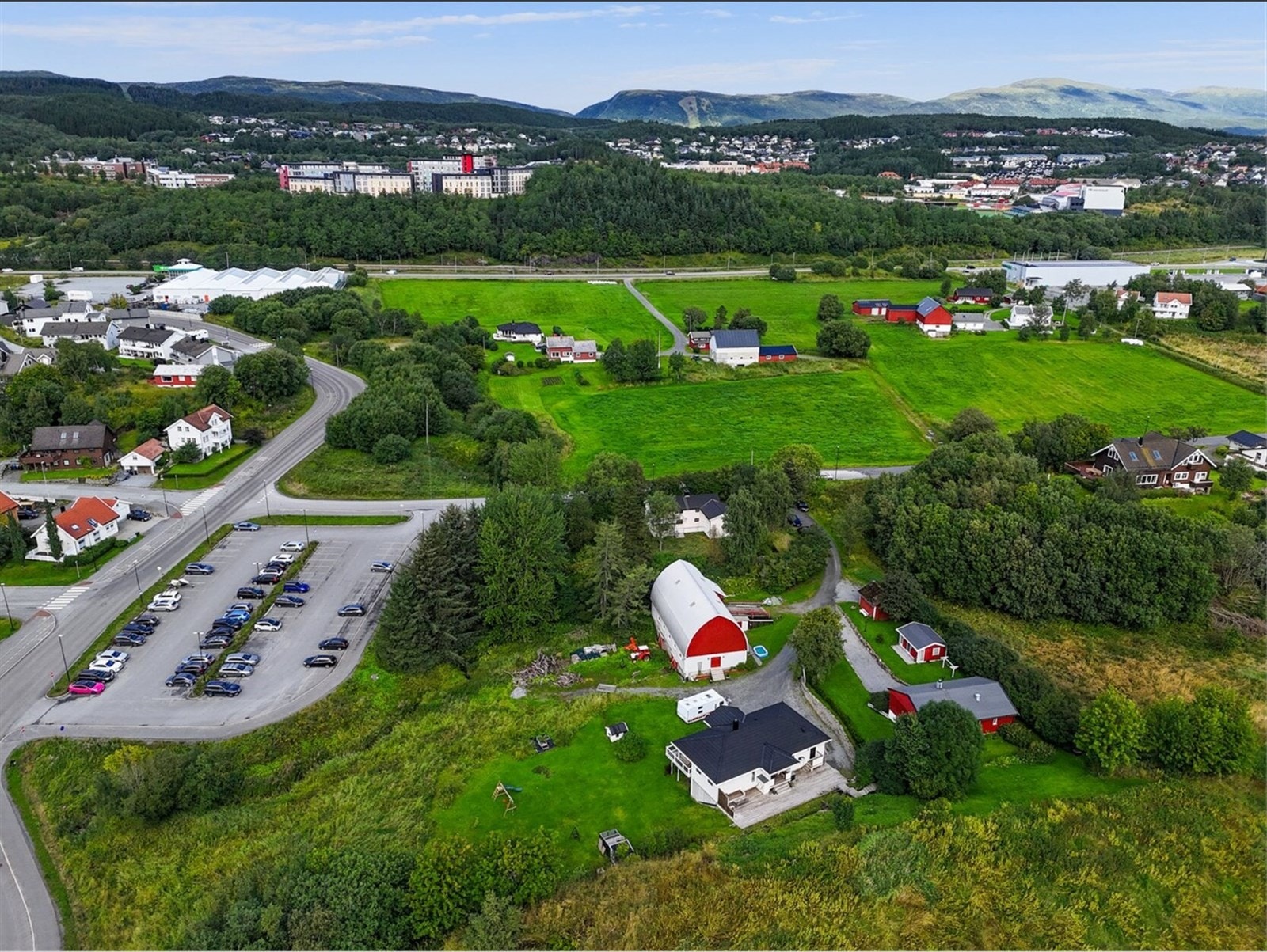 Fra tomten har du kort avstand til alt du trenger. Galleribilde