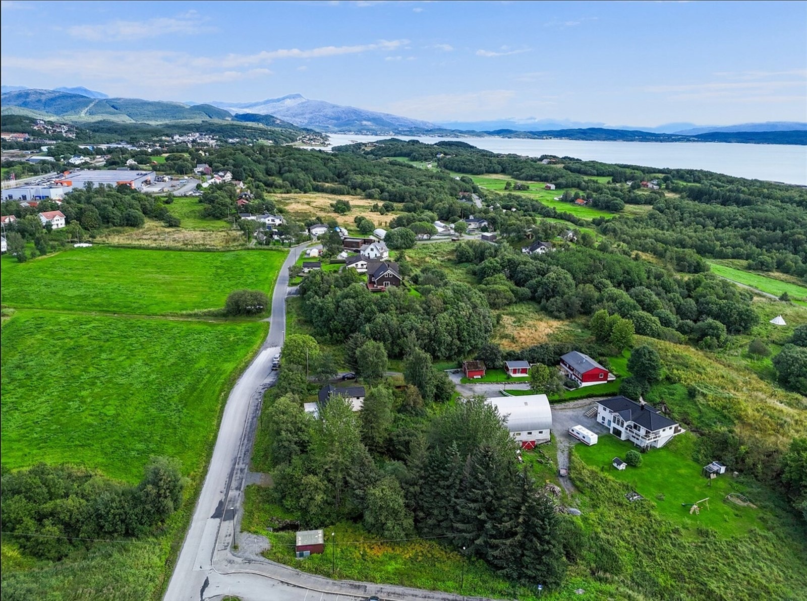 Gangavstand til dagligvarehandel, barnehage, barne- og ungdomsskole og videregående skole. Galleribilde