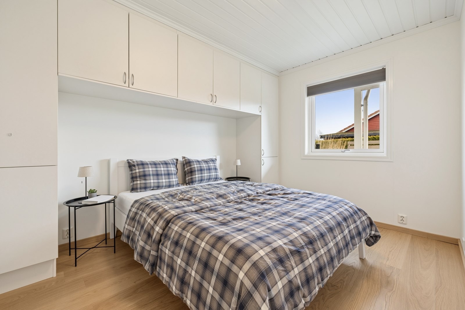 Hovedsoverommet i første etasje har parkettgulv og plassbygde garderobeskap. Galleribilde