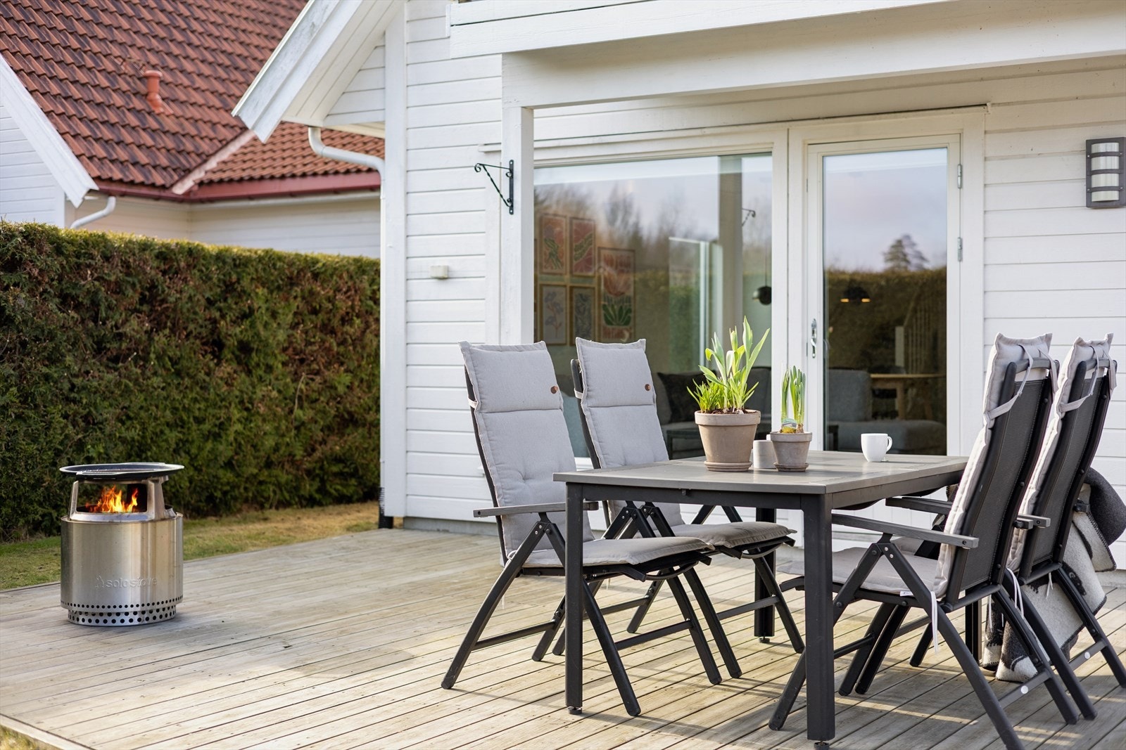 Fra stuen er det direkte utgang til markterrassen som er en naturlig forlengelse av stuen, med god plass til en sittegruppe og grill. Galleribilde