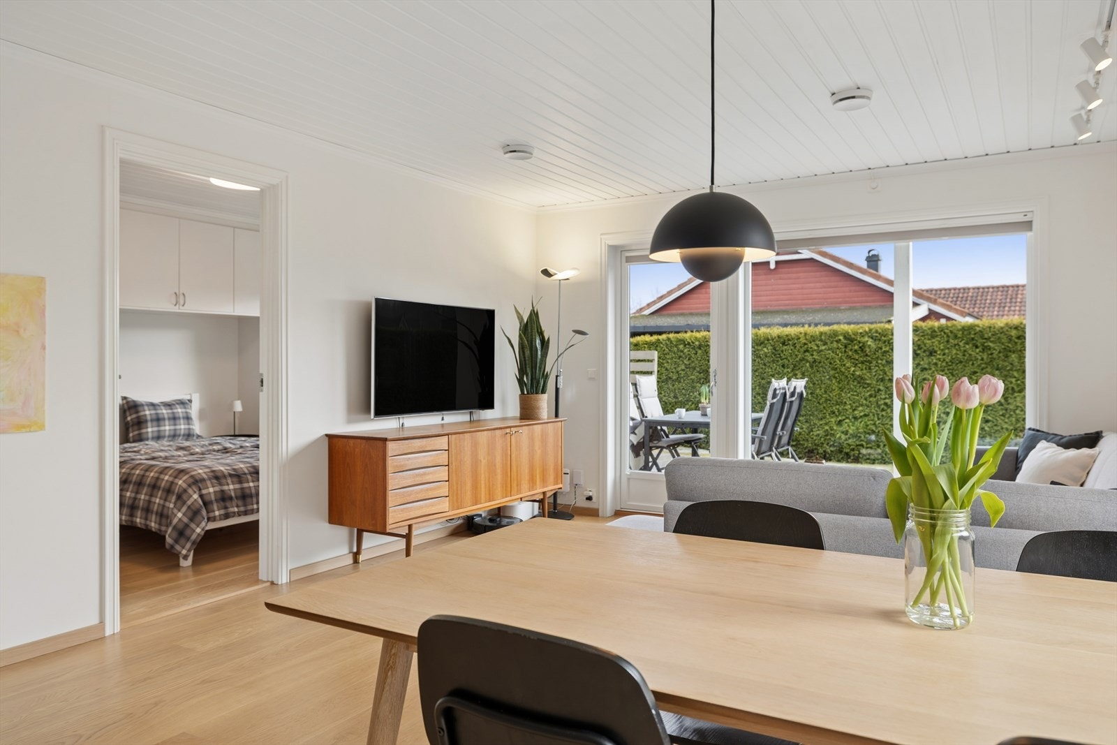 Her er det flere store vindusflater som slipper inn mye naturlig lys og skaper en god atmosfære i rommet. Galleribilde