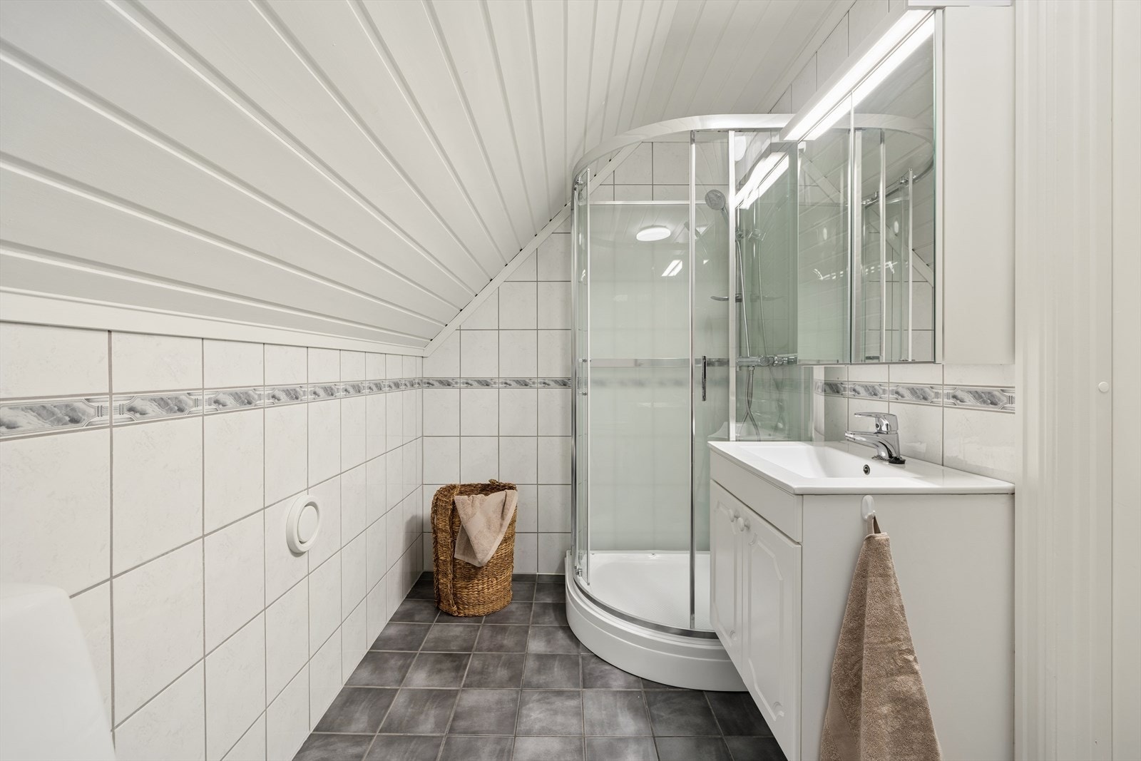 Badet er helfliset med behagelig varme i gulvet. Galleribilde