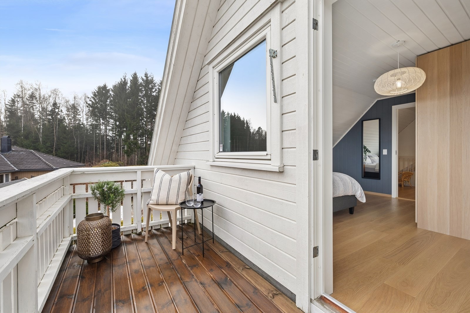 Verandaen i 2. etasje er en fin, privat uteplass med utgang fra soverommet hvor sommeren kan nytes. Galleribilde