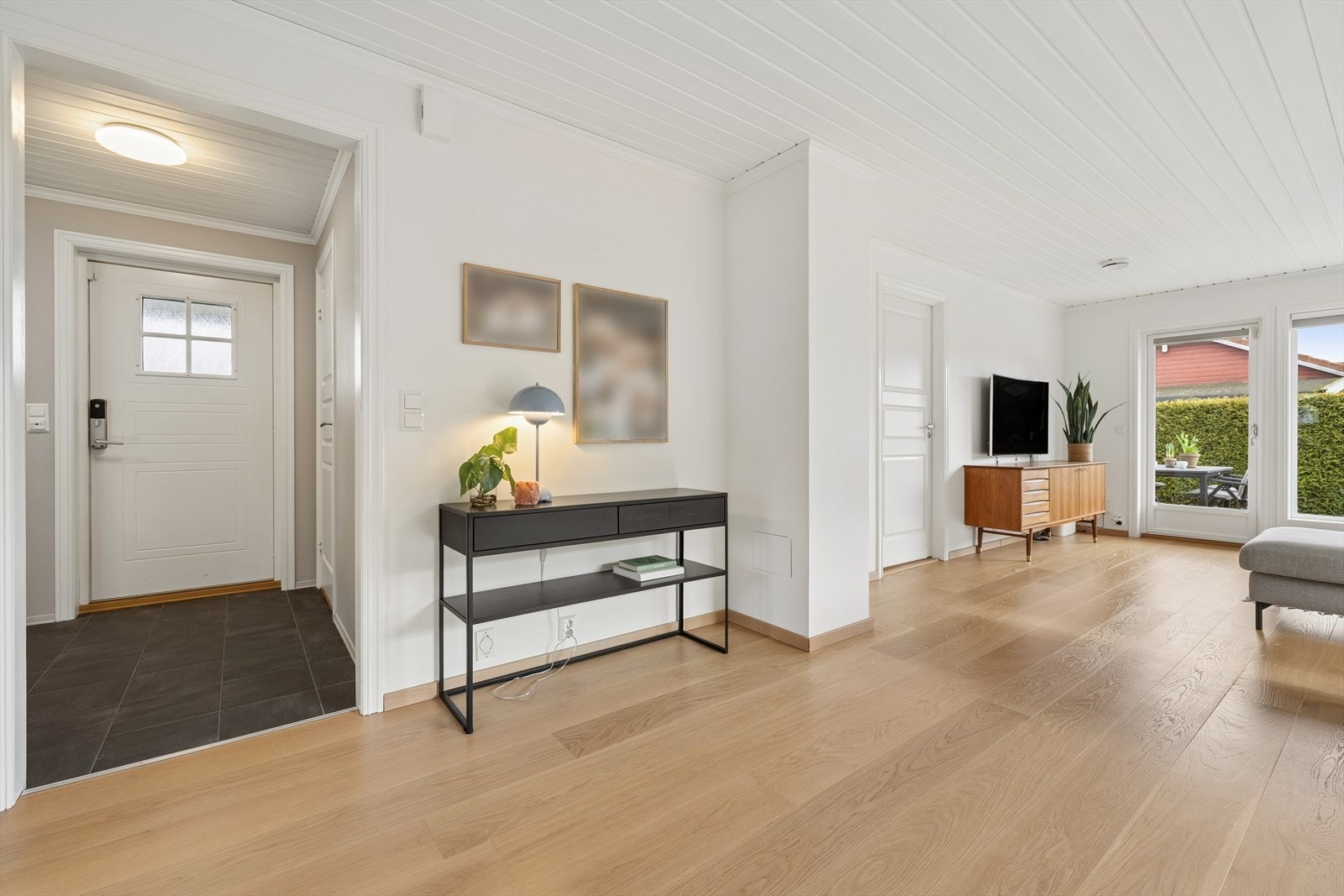 Boligen er gjennomgående holdt i duse, tidsriktige farge- og materialvalg. Galleribilde