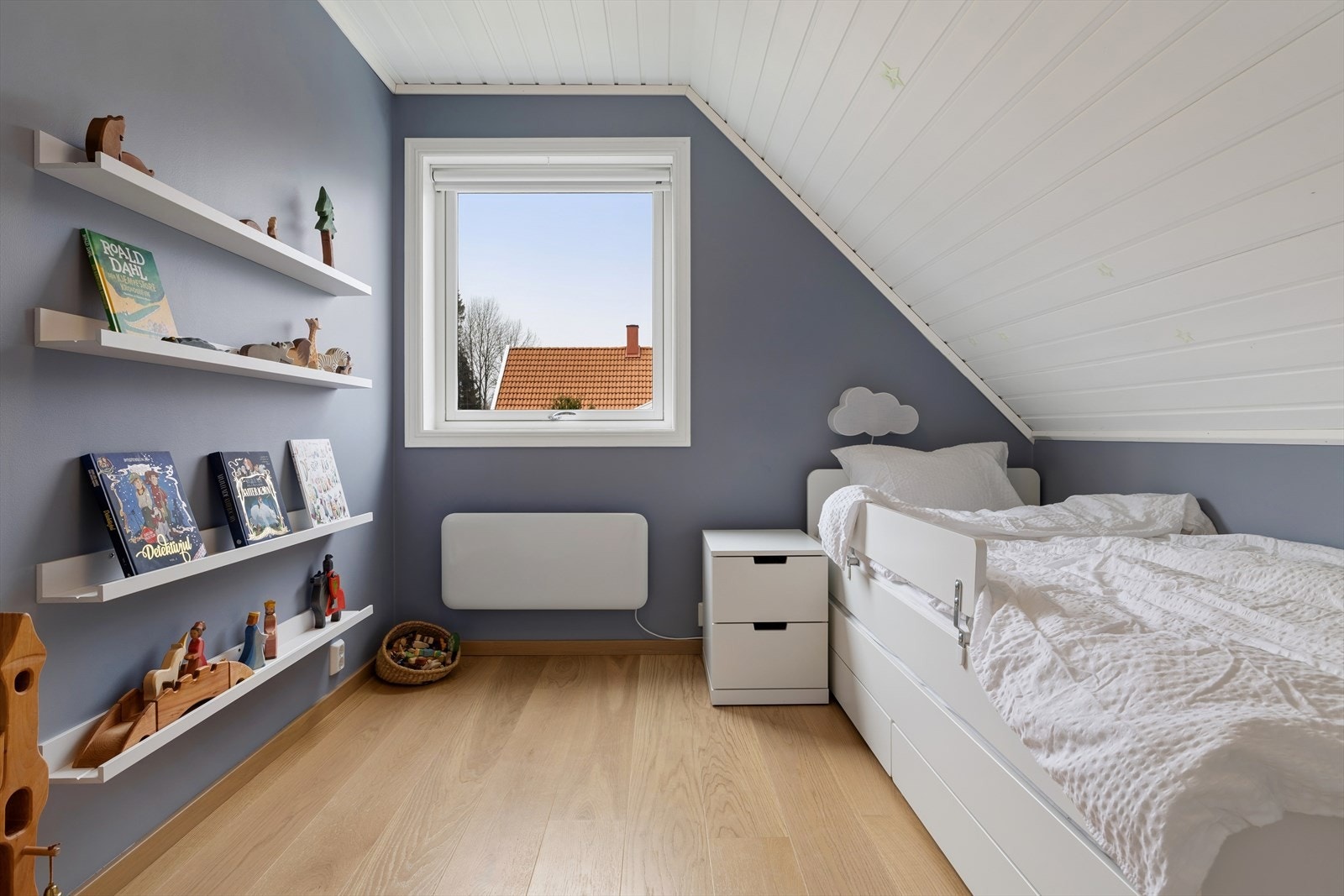 I boligens 2. etasje har alle de tre soverommene pen parkett på gulvet, malte vegger og malt panel i himlingen. Galleribilde