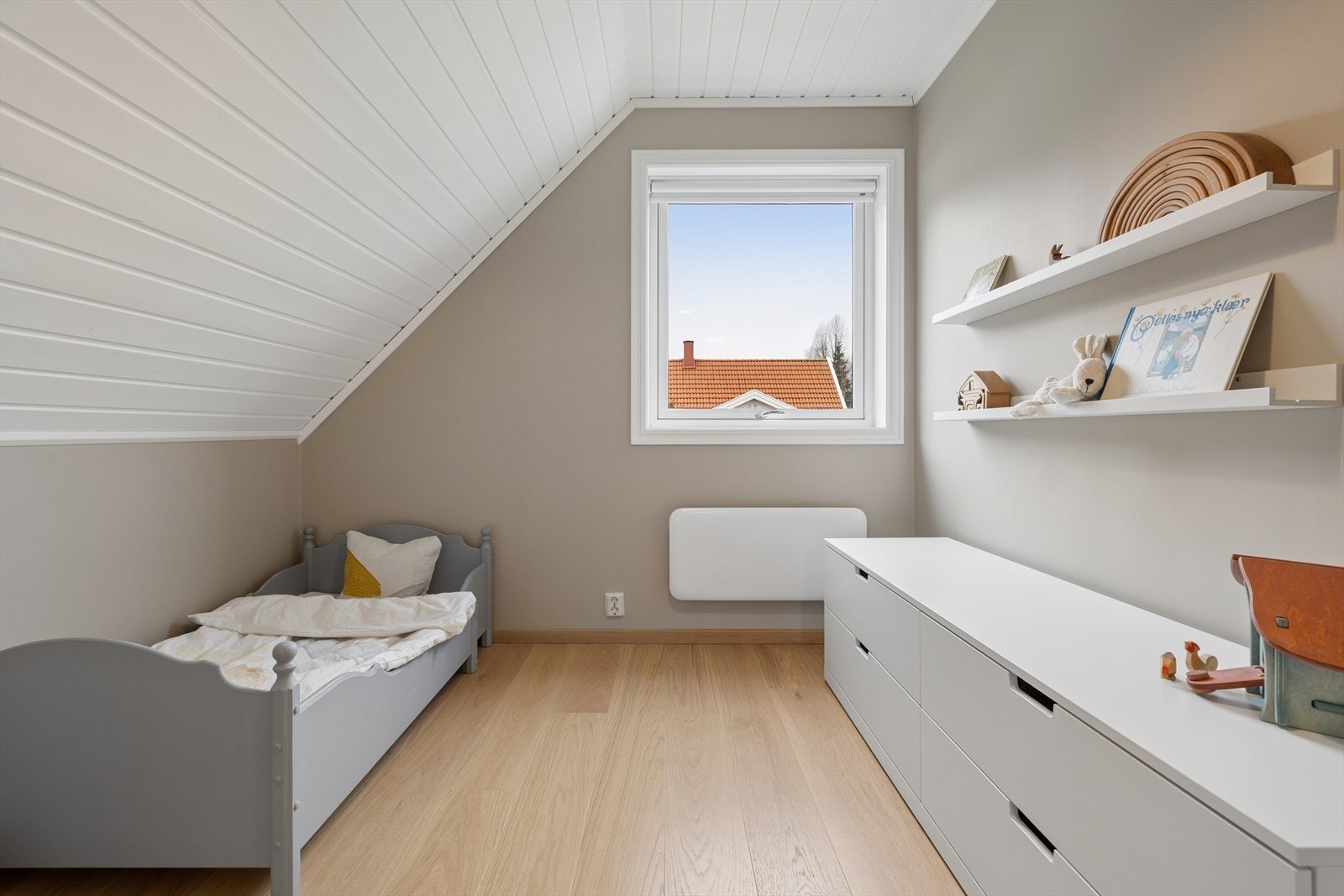 Rommene er av god størrelse og egner seg godt som barnerom, gjesterom eller hjemmekontor. Galleribilde