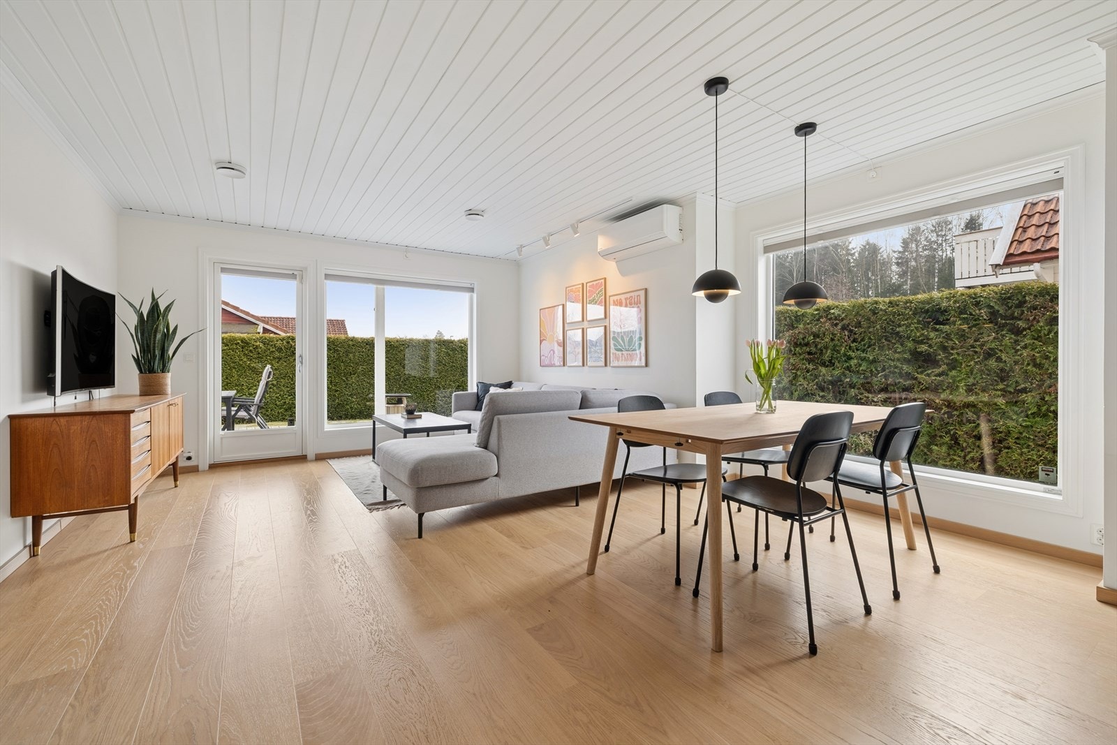 Stuen er romslig med elegant parkettgulv og god plass til å innrede i flere soner med både sofagruppe og spisebord. Galleribilde