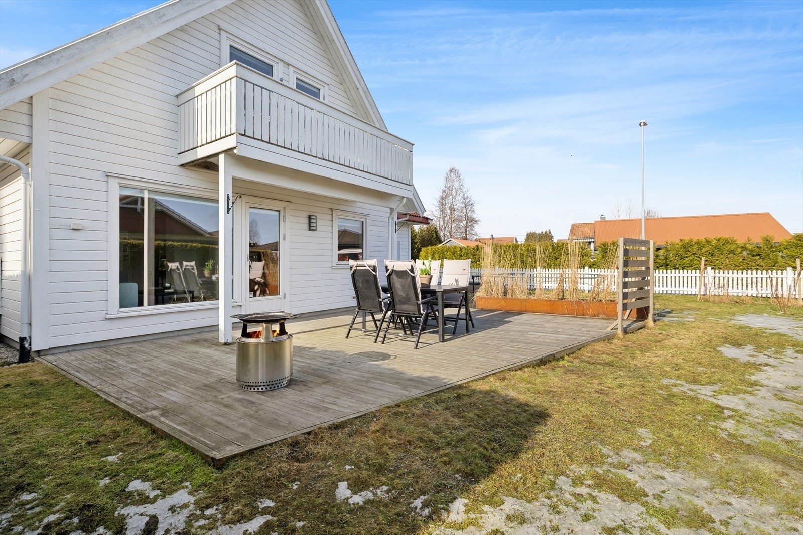 En innholdsrik enebolig over to plan fra 2007 med hage og en stor markterrasse på ca. 34 m². Galleribilde