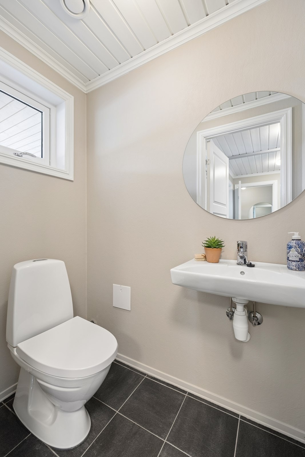 I tillegg er det et praktisk, separat toalettrom i 1. etasje med varme i gulvet. Galleribilde