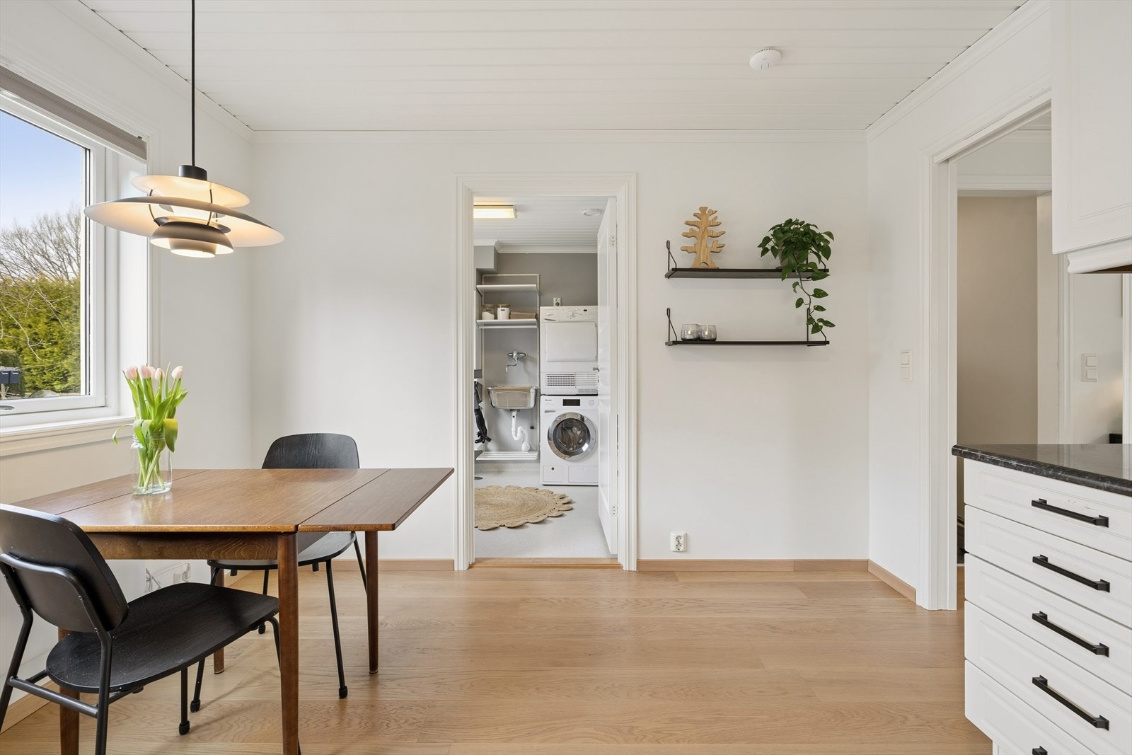 Vaskerommet er praktisk plassert inn forbi kjøkkenet. Galleribilde