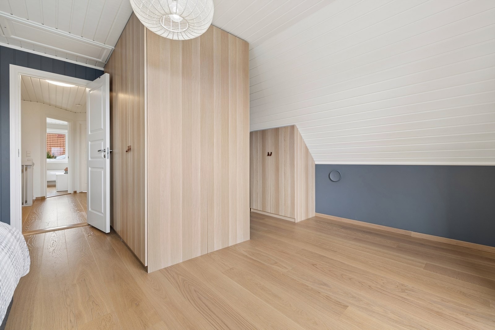 Rommet er innredet med store garderobeskap som har godt med oppbevaringsplass. Galleribilde