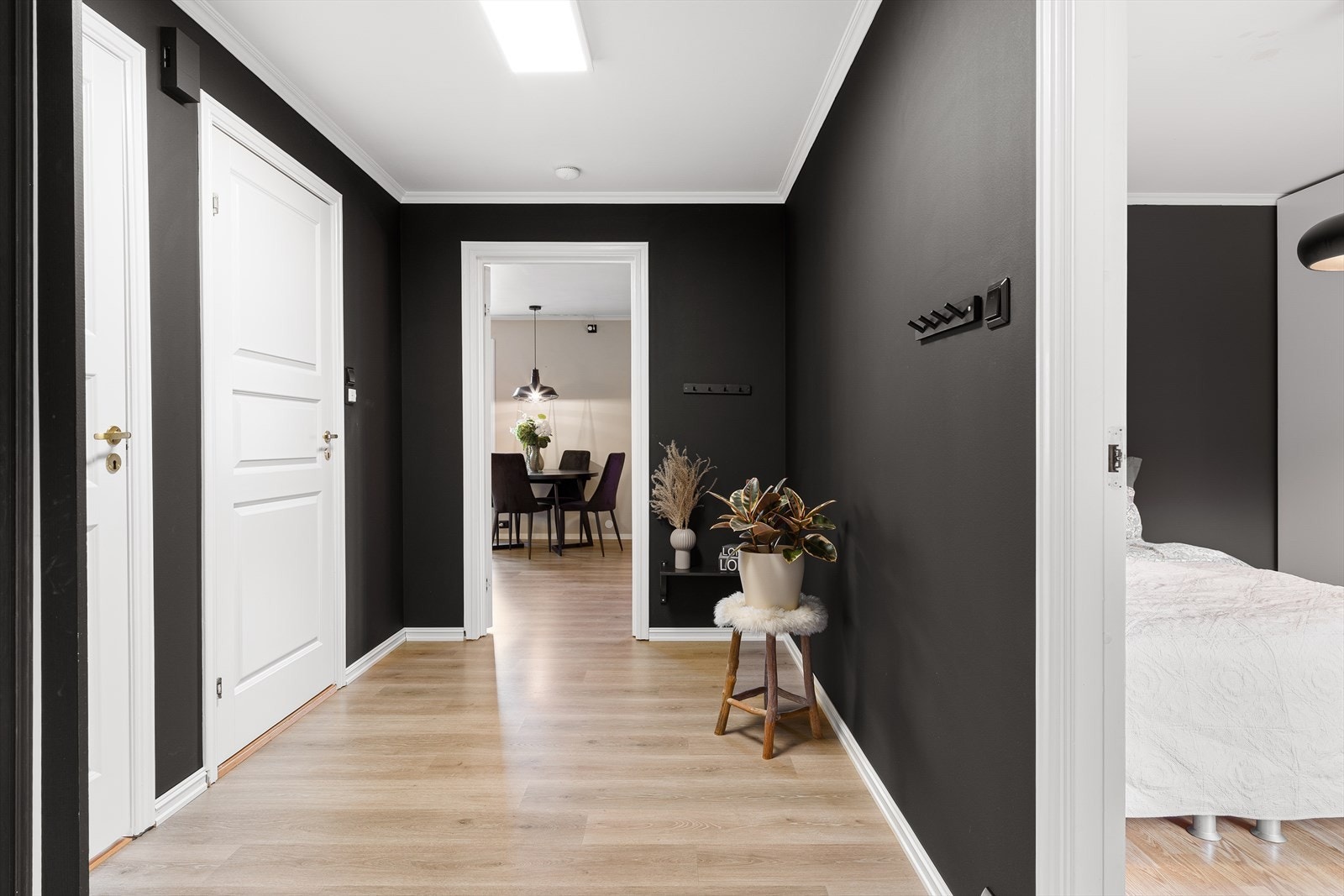 Romslig entre/gang med garderobeplass. Galleribilde