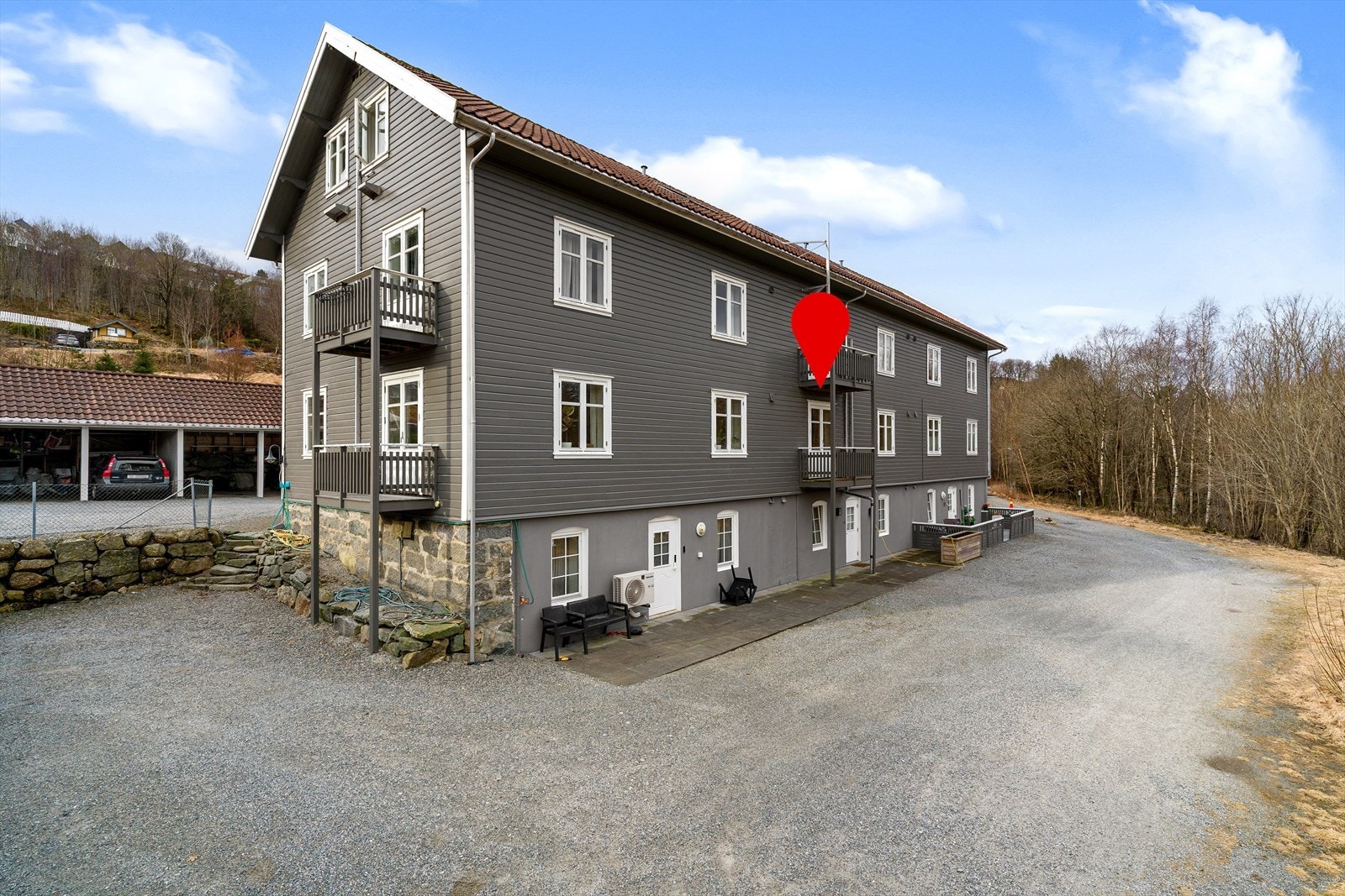 Leiligheten har en liten altan ut fra stua Galleribilde