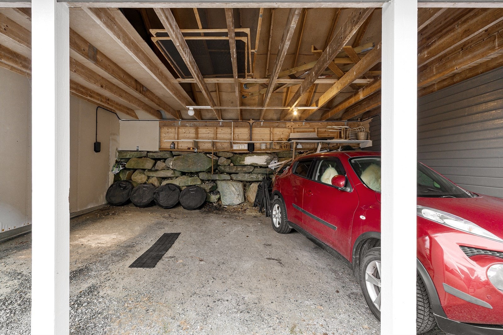 Det er tilrettelagt med Easee Ready i carporten Galleribilde