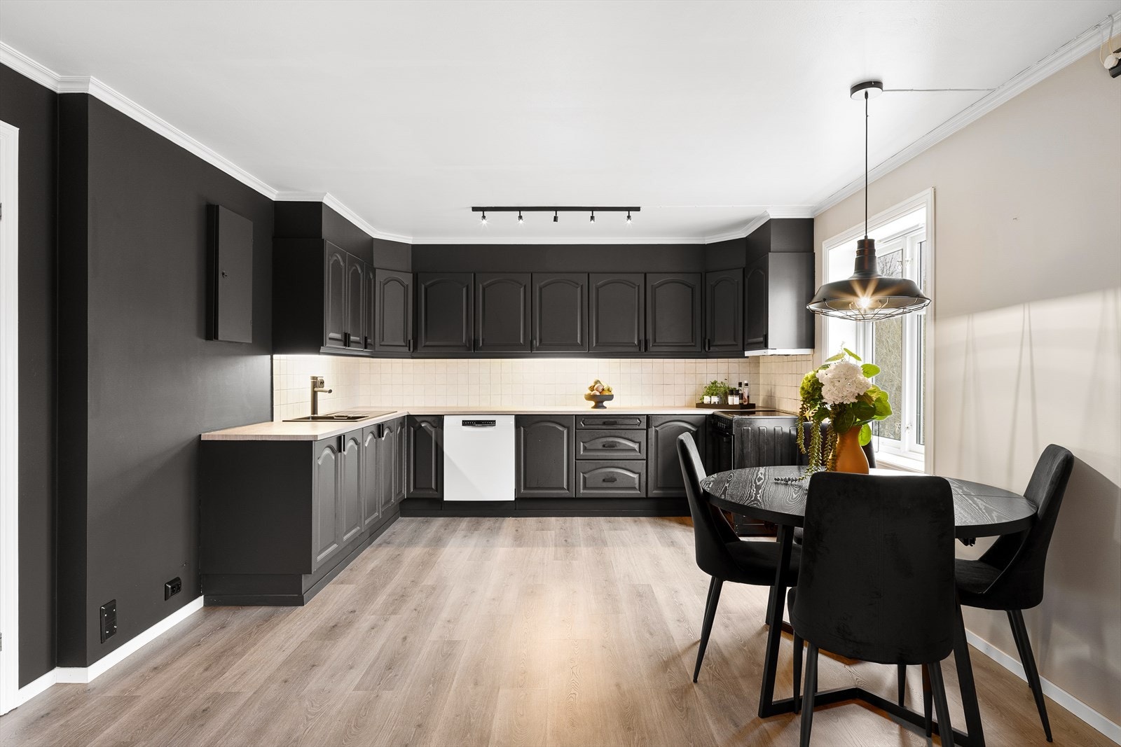 Malt kjøkken med god lagringplass i skuffer og skap. Galleribilde