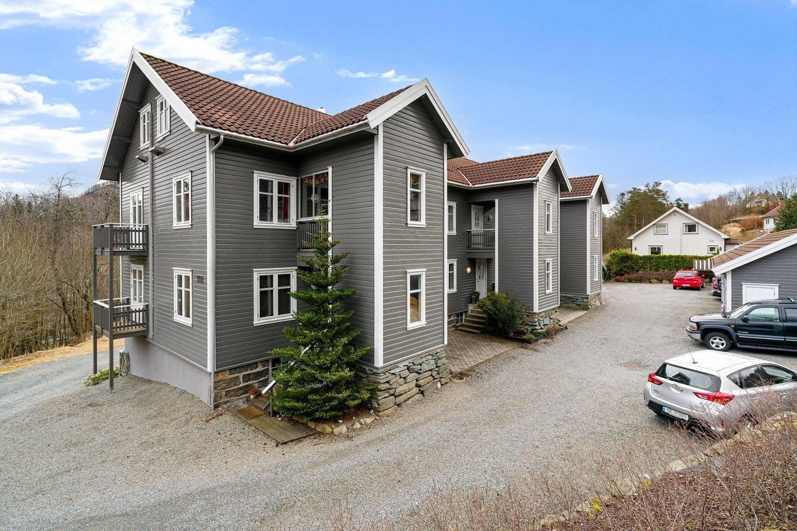 Fellestomt som er gruset og tilrettelagt for gjesteparkering. Galleribilde