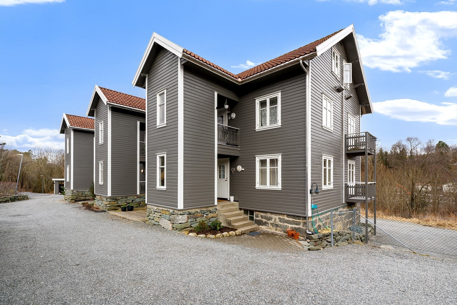 Beliggende sentralt på Figgjo med kort vei til Figgjo skole og matbutikk. Rask adkomst til E39.
Gode bussforbindelser til Sandnes. Flotte turmuligheter i umiddelbar nærhet. Galleribilde