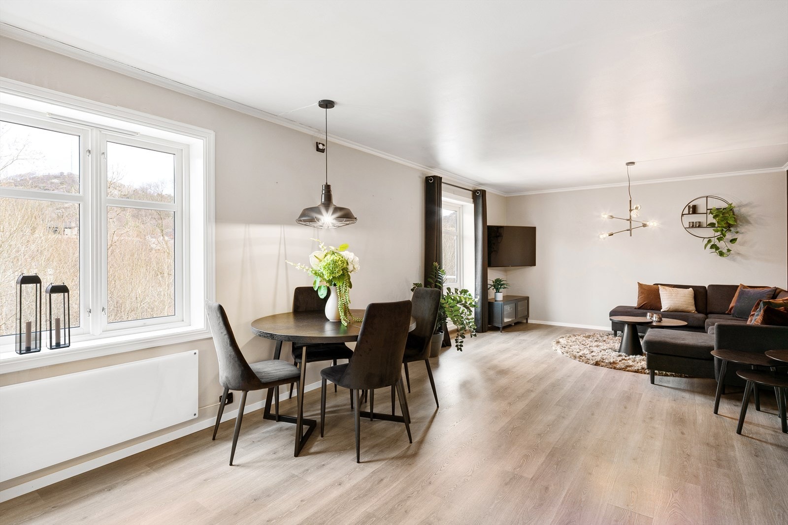 Stue og kjøkken i åpen løsning. Galleribilde