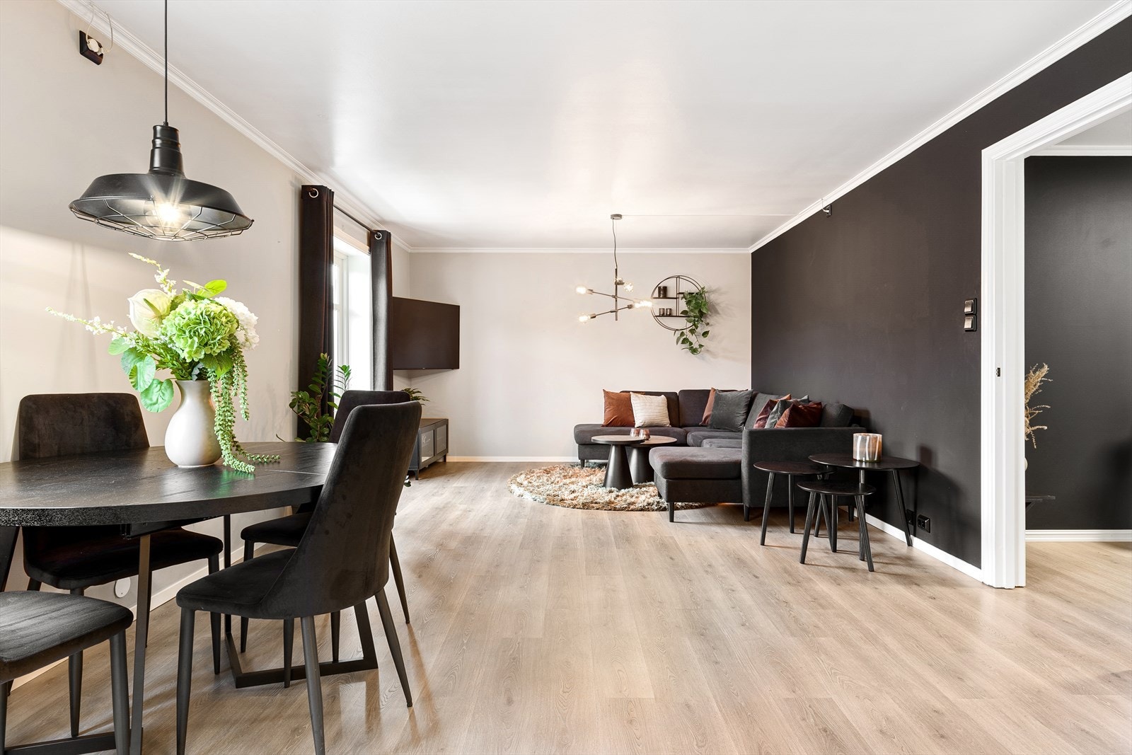 Nyere laminat på gulv og malte vegger. Galleribilde