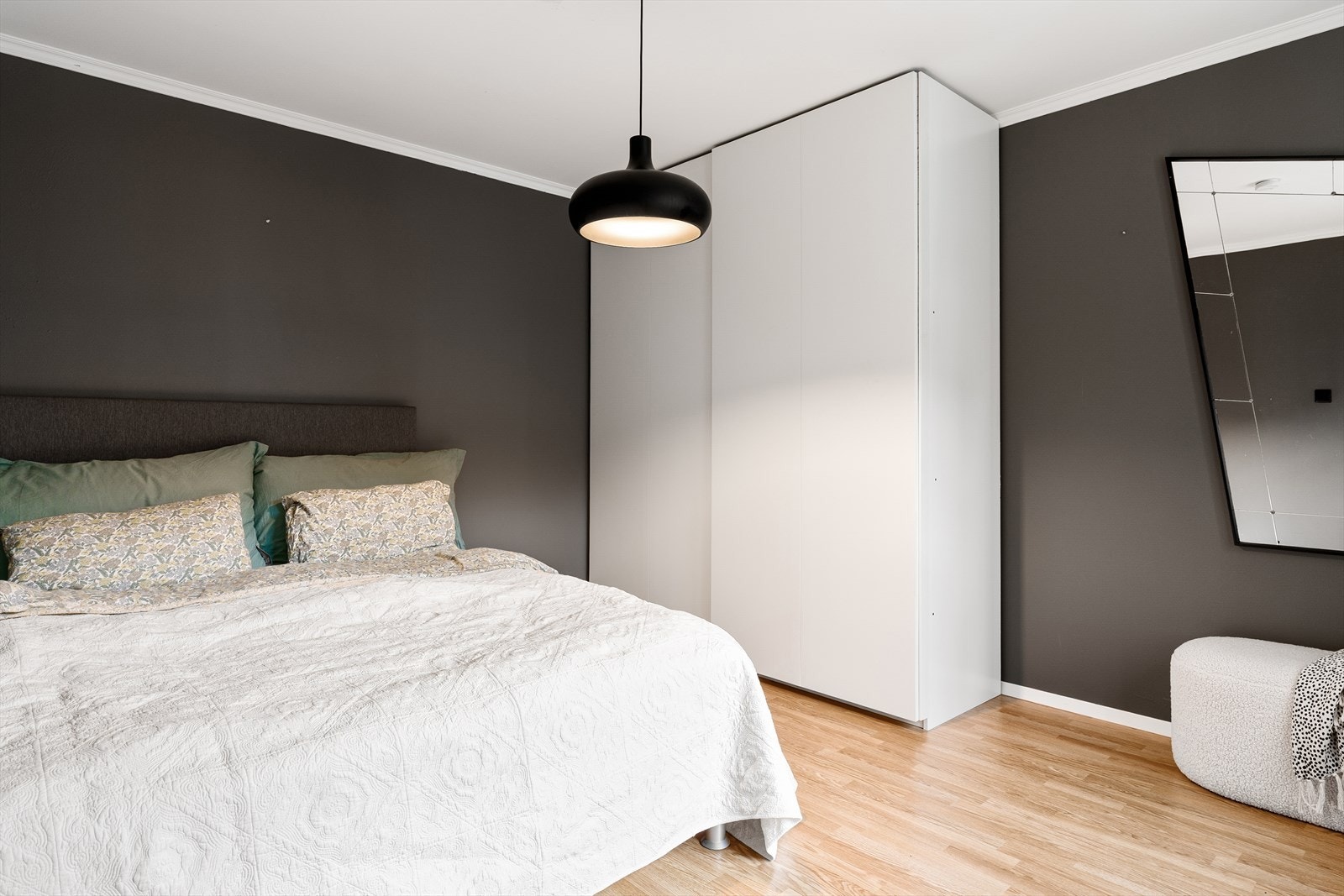 Hovedsoverom med skyvedørsgarderobe. Galleribilde