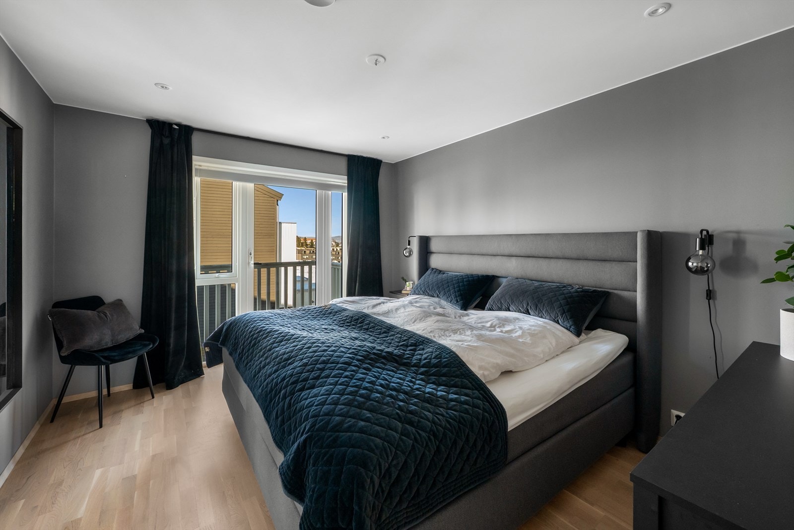 Hovedsoverommet på ca. 13 m² har plass til dobbeltseng og utgang til egen balkong. Galleribilde