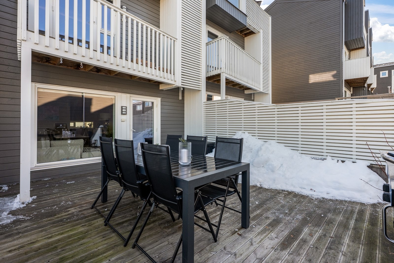 Uteplassen er delvis overbygget, noe som gir ly for vær og vind. Galleribilde