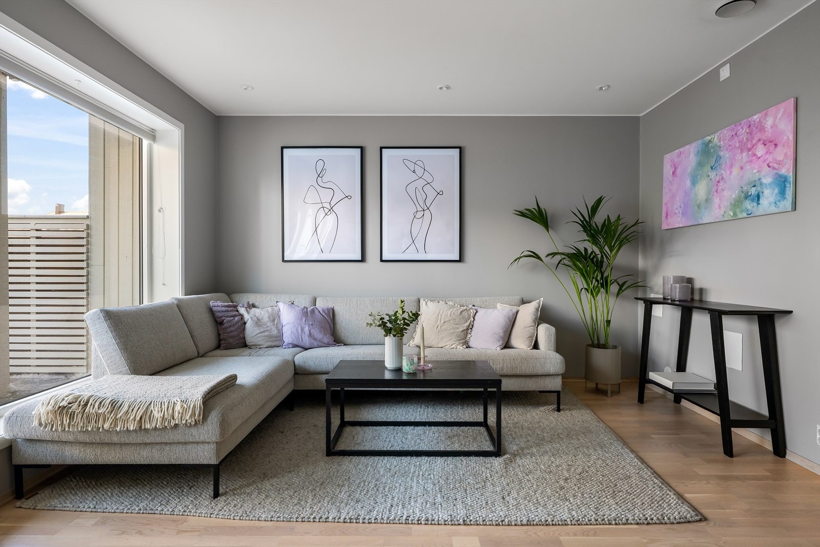 Store vindusflater gir godt med naturlig lys inn i stuen. Galleribilde