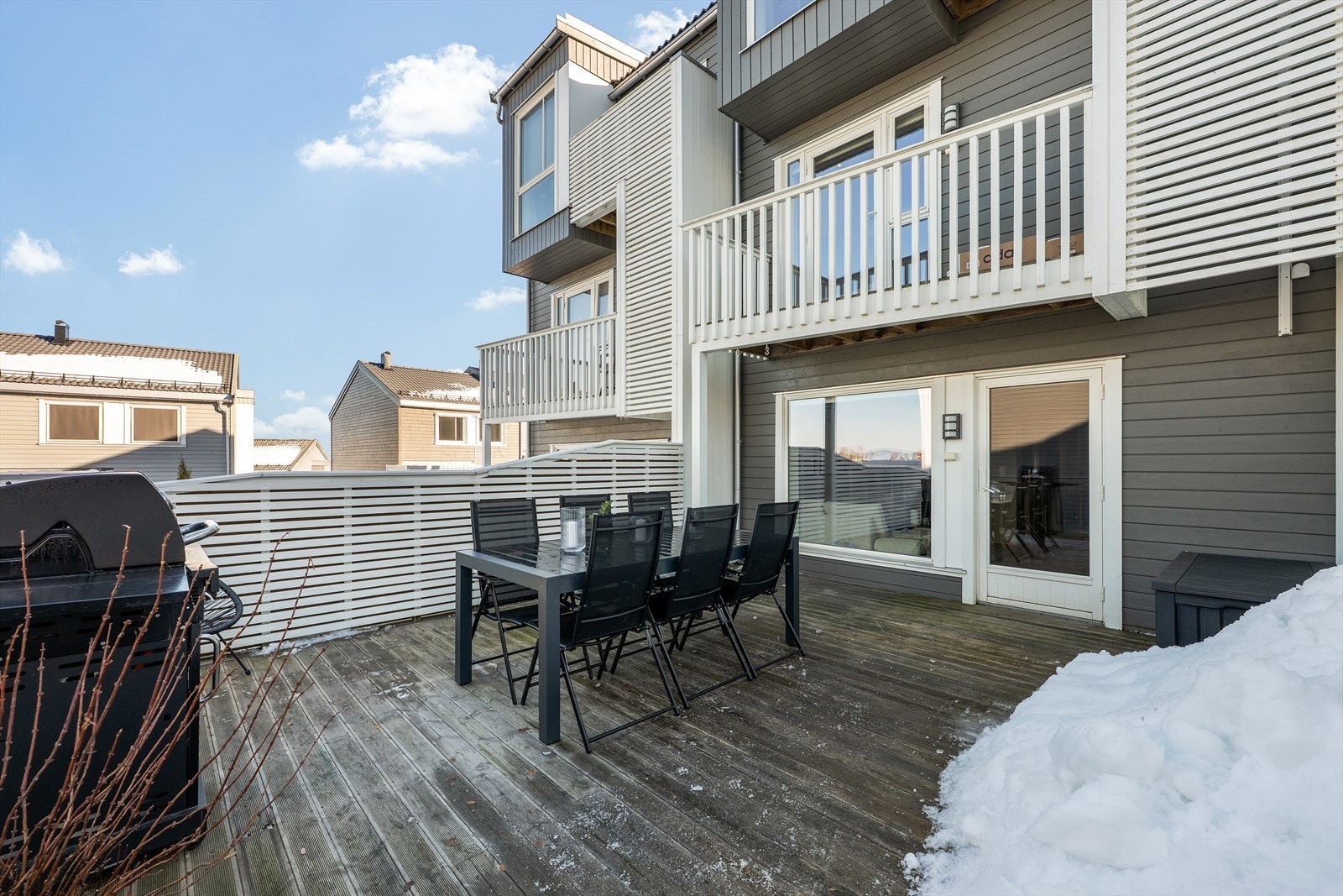 Fra stuen er det direkte utgang til en romslig terrasse med gode møbleringsmuligheter. Galleribilde