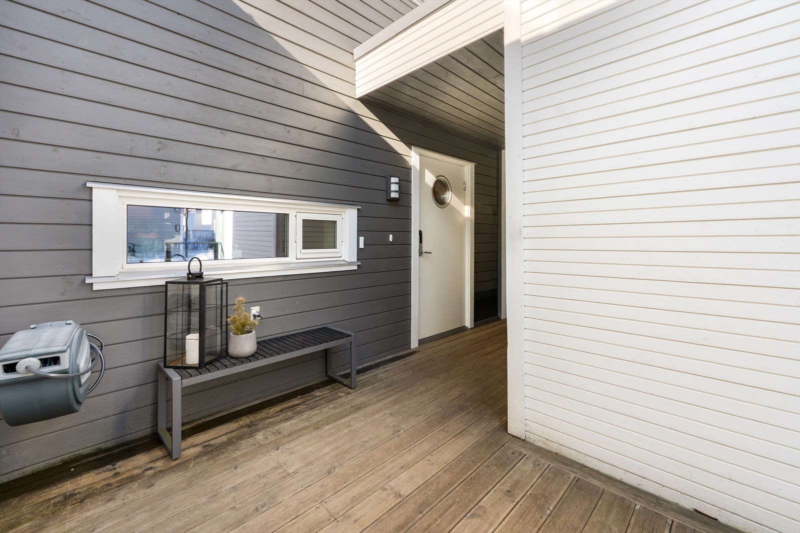 Overbygget inngangsparti med tilhørende utebod på 5 m² for praktisk oppbevaring. Galleribilde