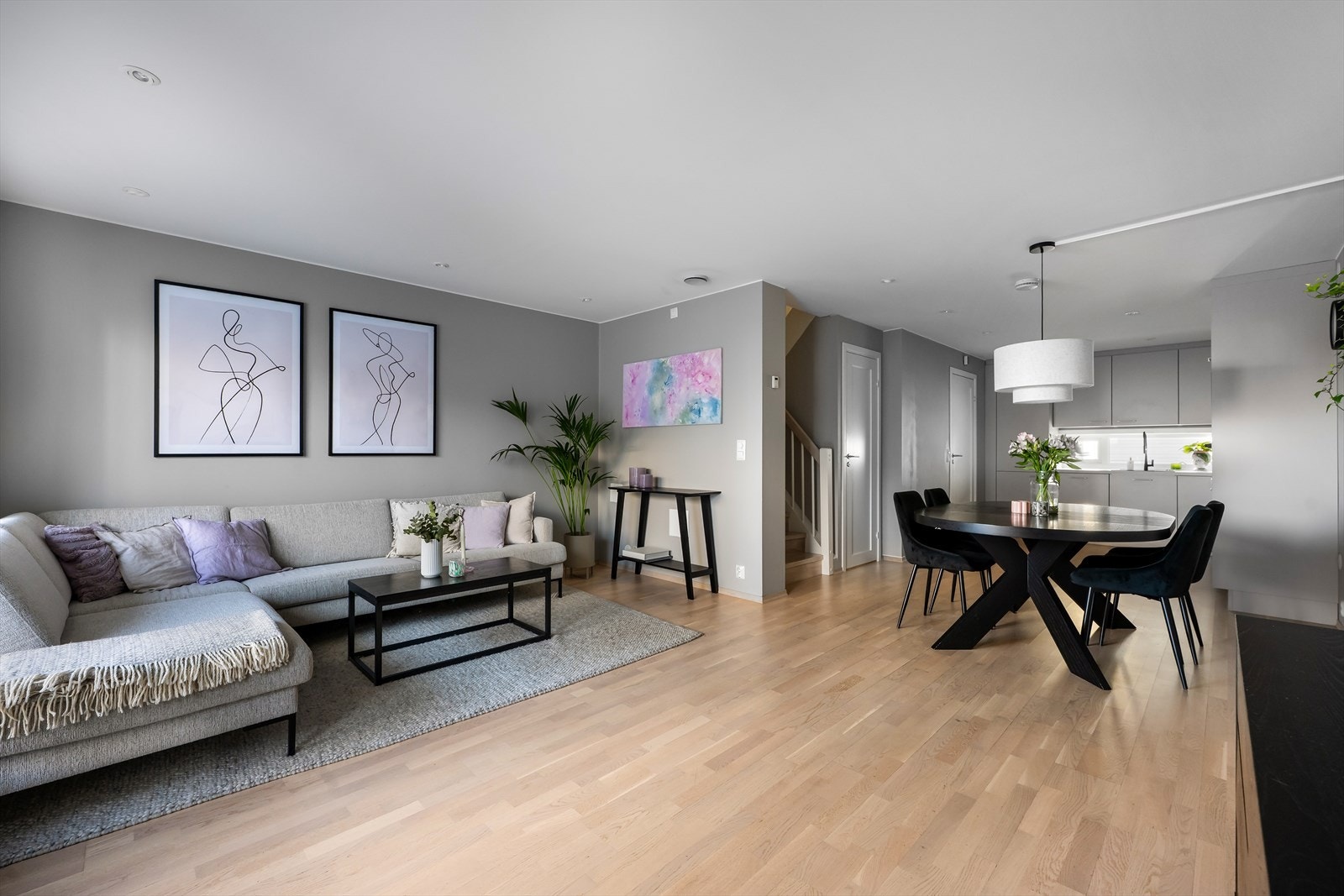 DNB Eiendom ved Malin Bruer har gleden av og presentere et moderne rekkehus fra 2017, beliggende i et attraktivt og barnevennlig nabolag. Galleribilde