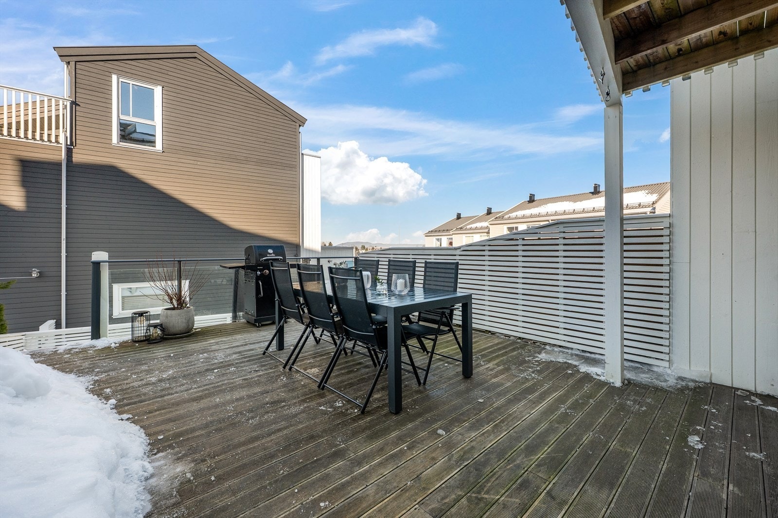 Terrassen har god plass til utemøbler og grill. Galleribilde
