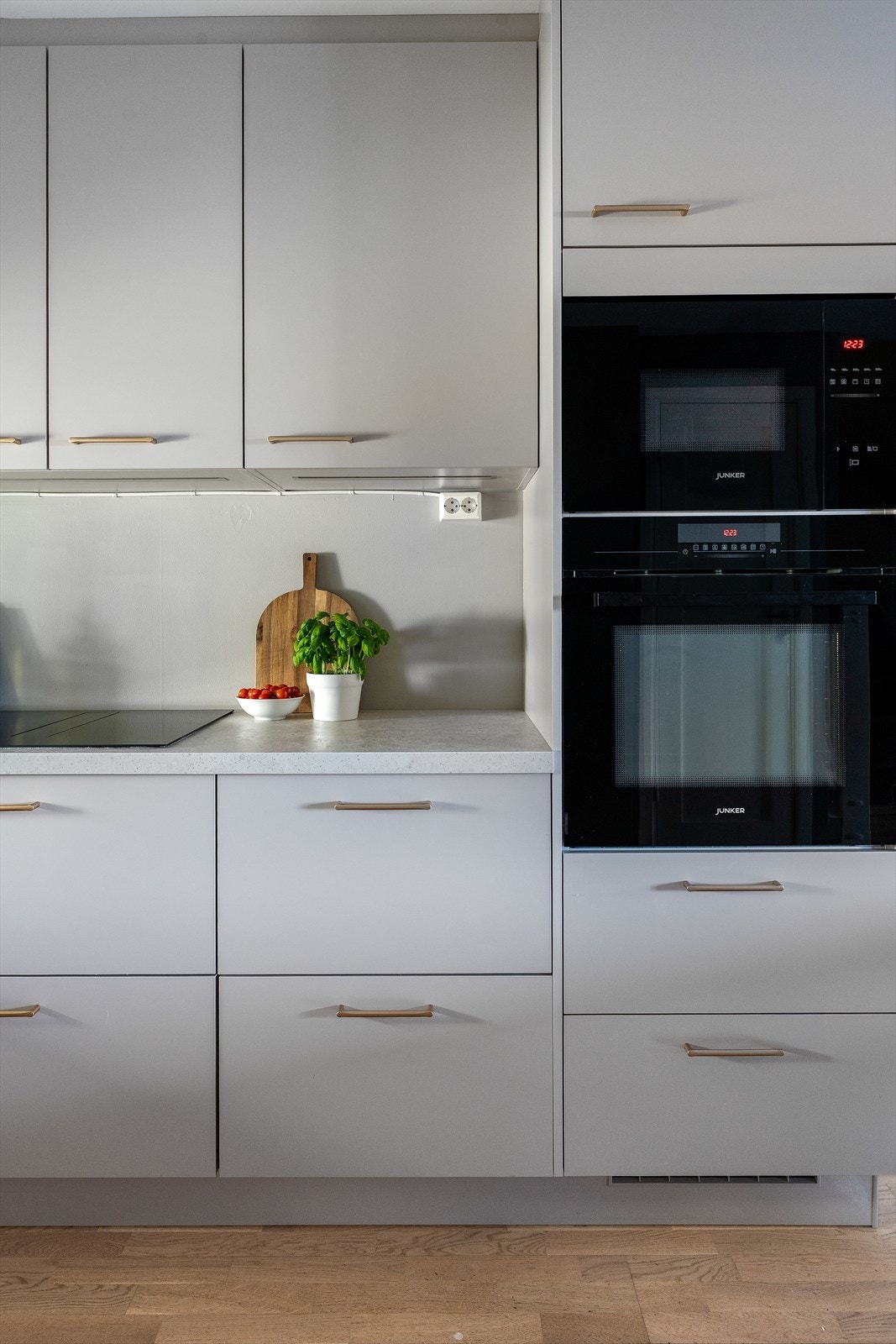 Her er det integrert stekeovn, mikrobølgeovn, platetopp, kjøleskap/fryser og oppvaskmaskin. Galleribilde