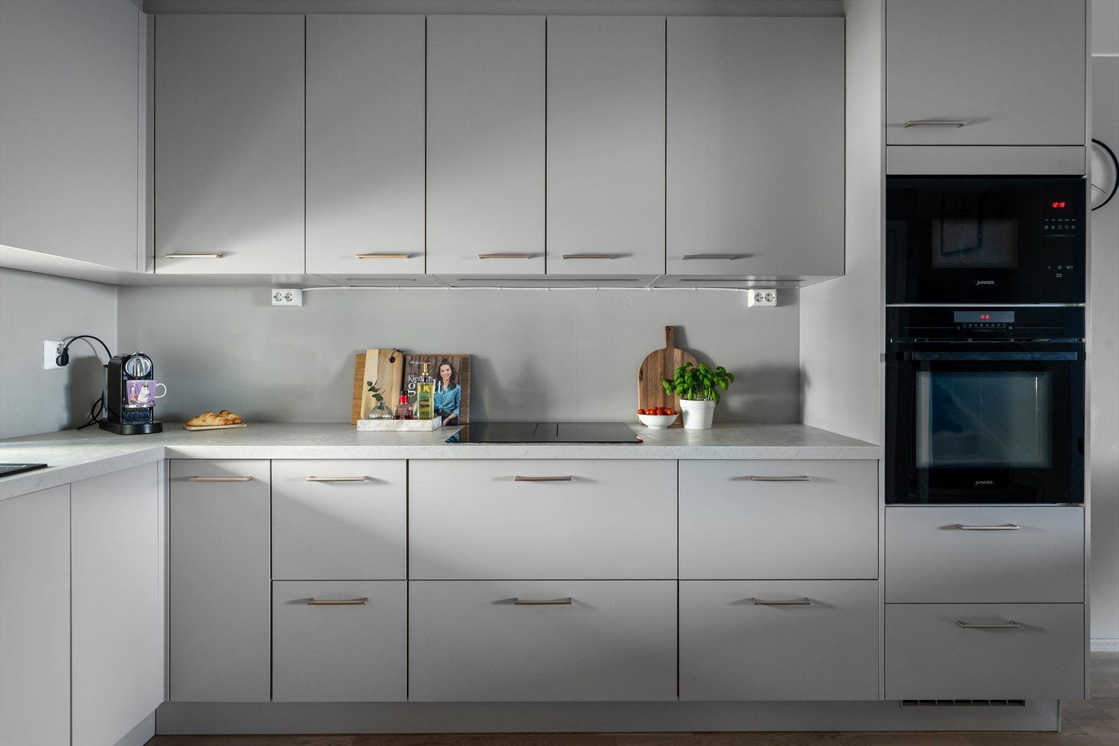 Innredningen har glatte fronter, laminert benkeplate og integrerte hvitevarer. Galleribilde