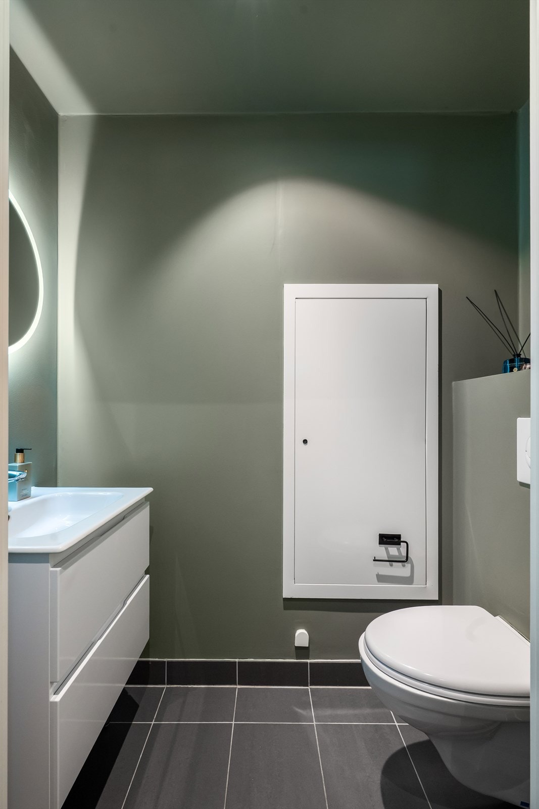 Praktisk toalettrom i første etasje med veggmontert WC og servant. Galleribilde