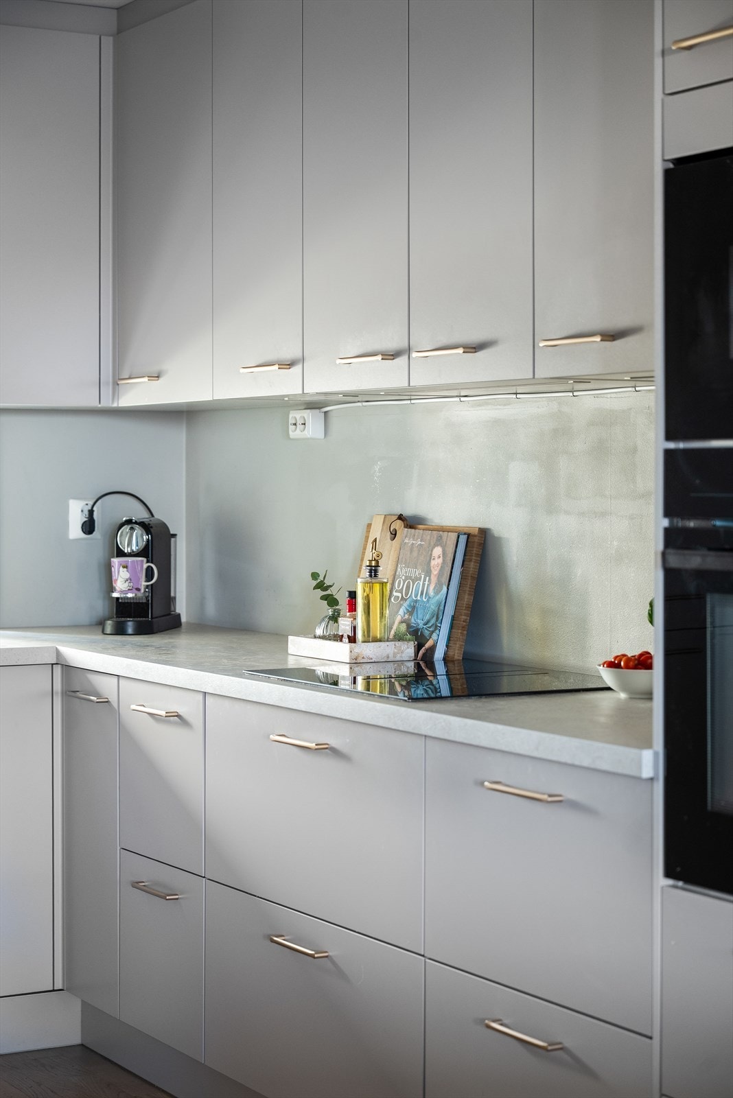 Rikelig med skap- og benkeplass gjør kjøkkenet både funksjonelt og stilrent. Galleribilde