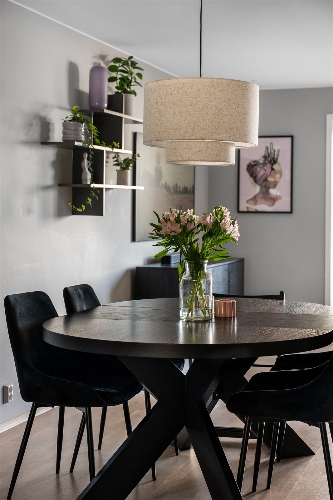 God plass til en stor spisegruppe for hyggelige sammenkomster. Galleribilde