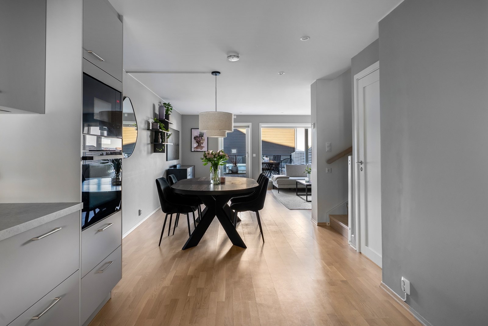 Fra kjøkkenet åpner rommet seg mot spiseplass og stue i en sosial og åpen løsning. Galleribilde