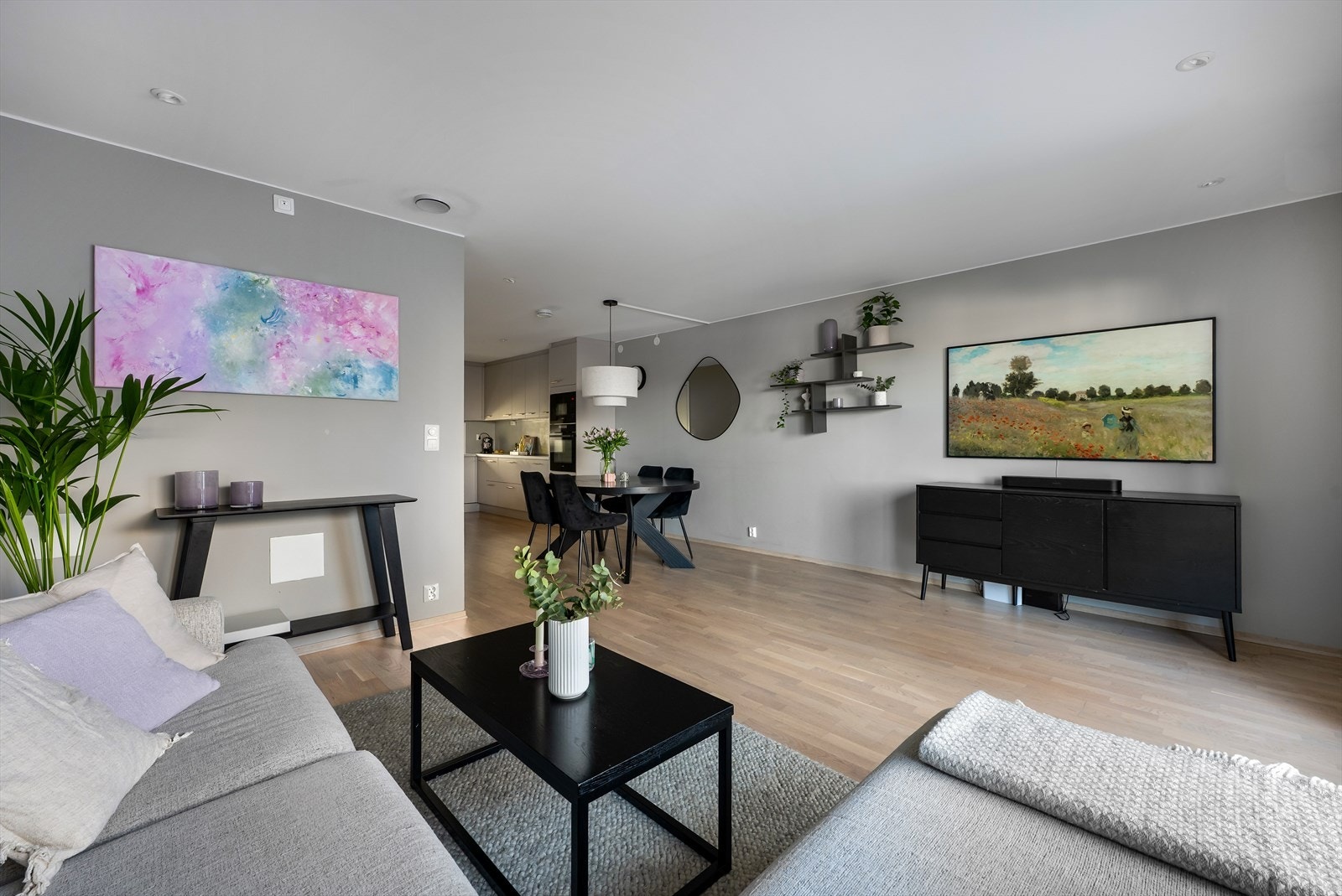 Rommet er enkelt å møblere med plass til både sofagruppe og spisebord. Galleribilde