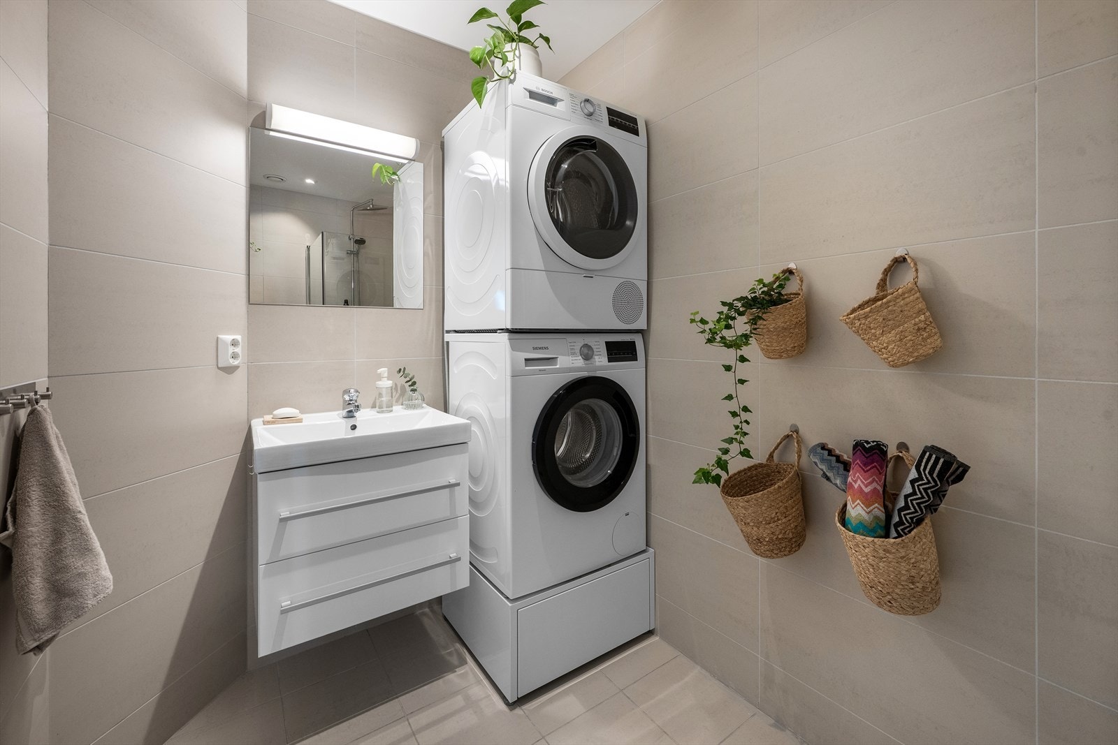 Badet har servant med underskap, speil og dusjhjørne med innsvingbare glassdører. Galleribilde