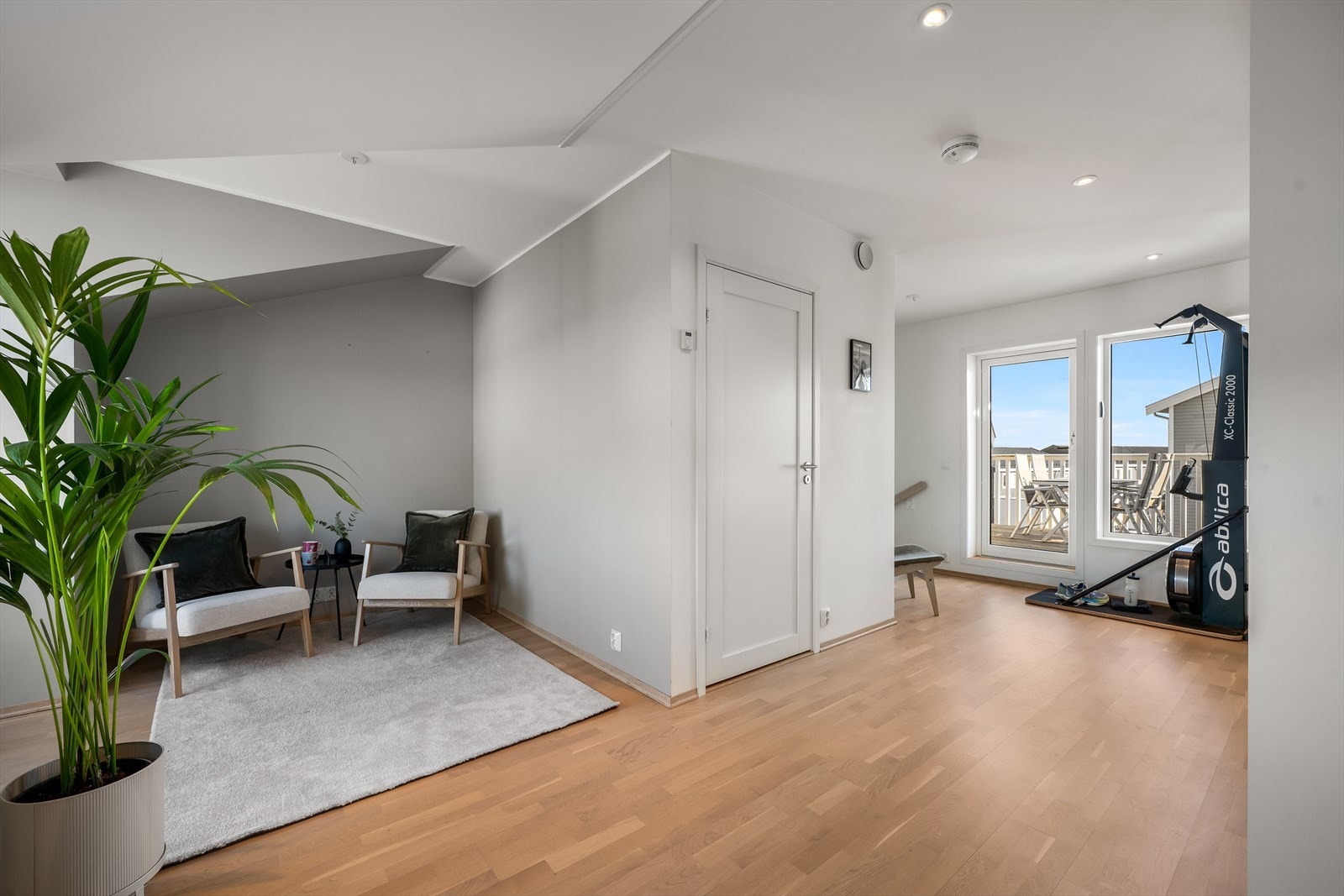 I tredje etasje er det loftstue. Herfra er det utgang til en terrasse, samt adkomst til en praktisk bod. Galleribilde