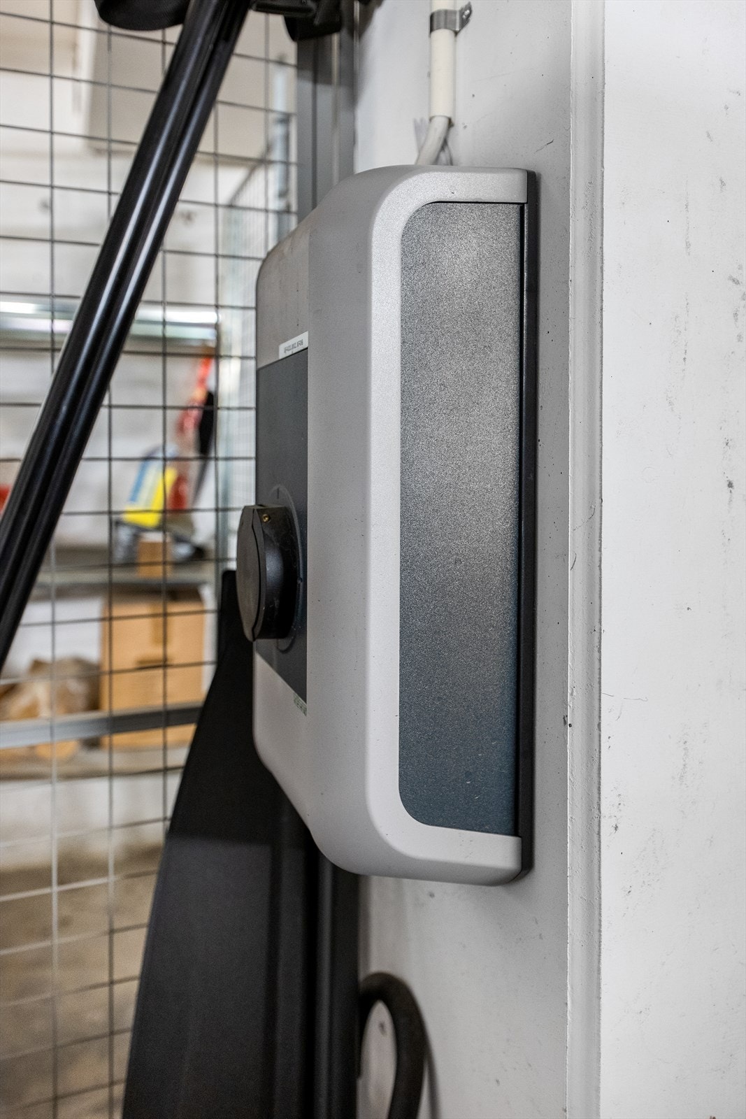 Garasjeplassen er klargjort med elbillader, hvor forbruk avregnes via felleskostnadene. Galleribilde