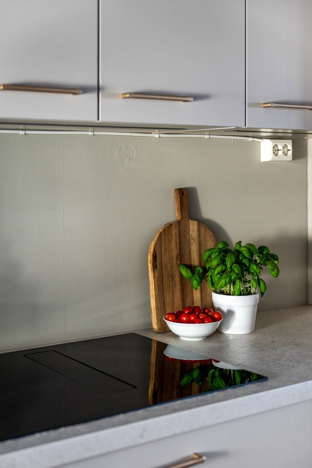 Kjøkkenventilator med kullfilter er montert over platetoppen. Galleribilde