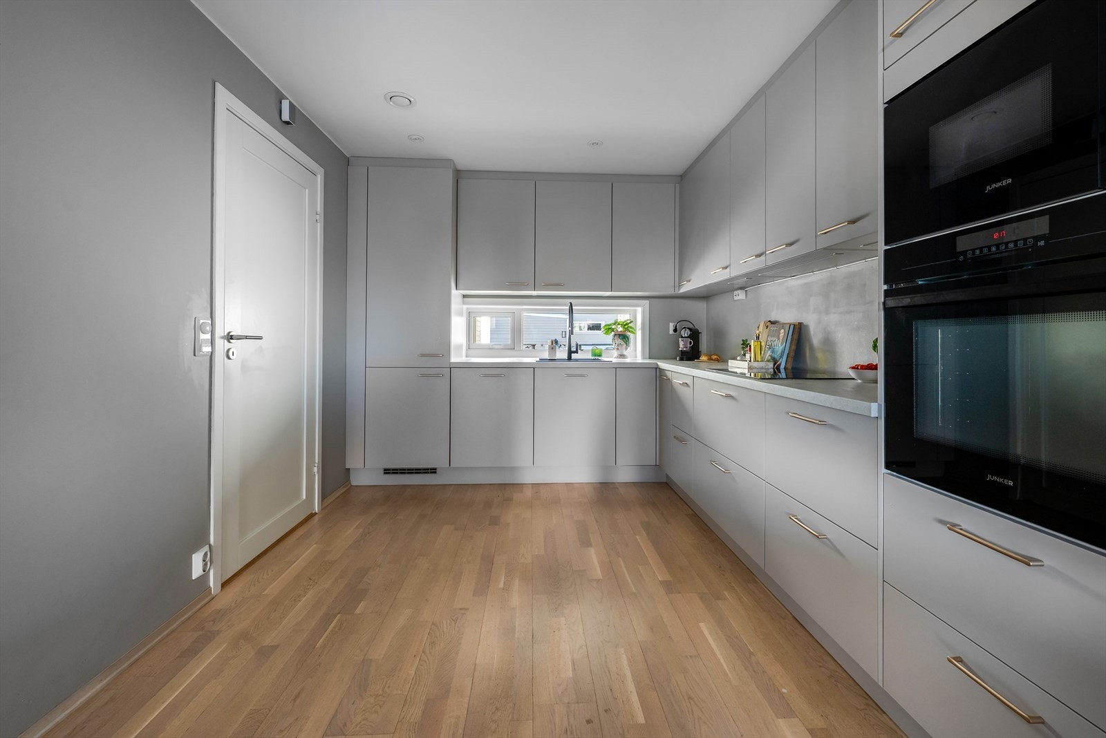 Kjøkkenet er nytt fra 2024, levert av KEO kjøkken, og har en gjennomtenkt utforming. Galleribilde