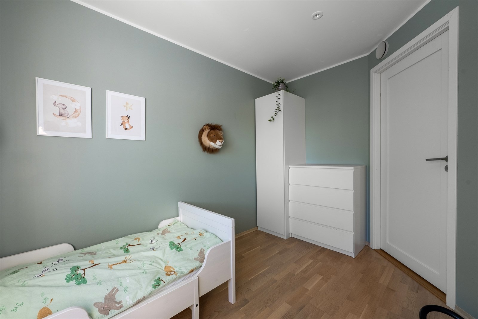 Alle soverommene har parkett på gulv og hvite, formpressede innerdører. Galleribilde